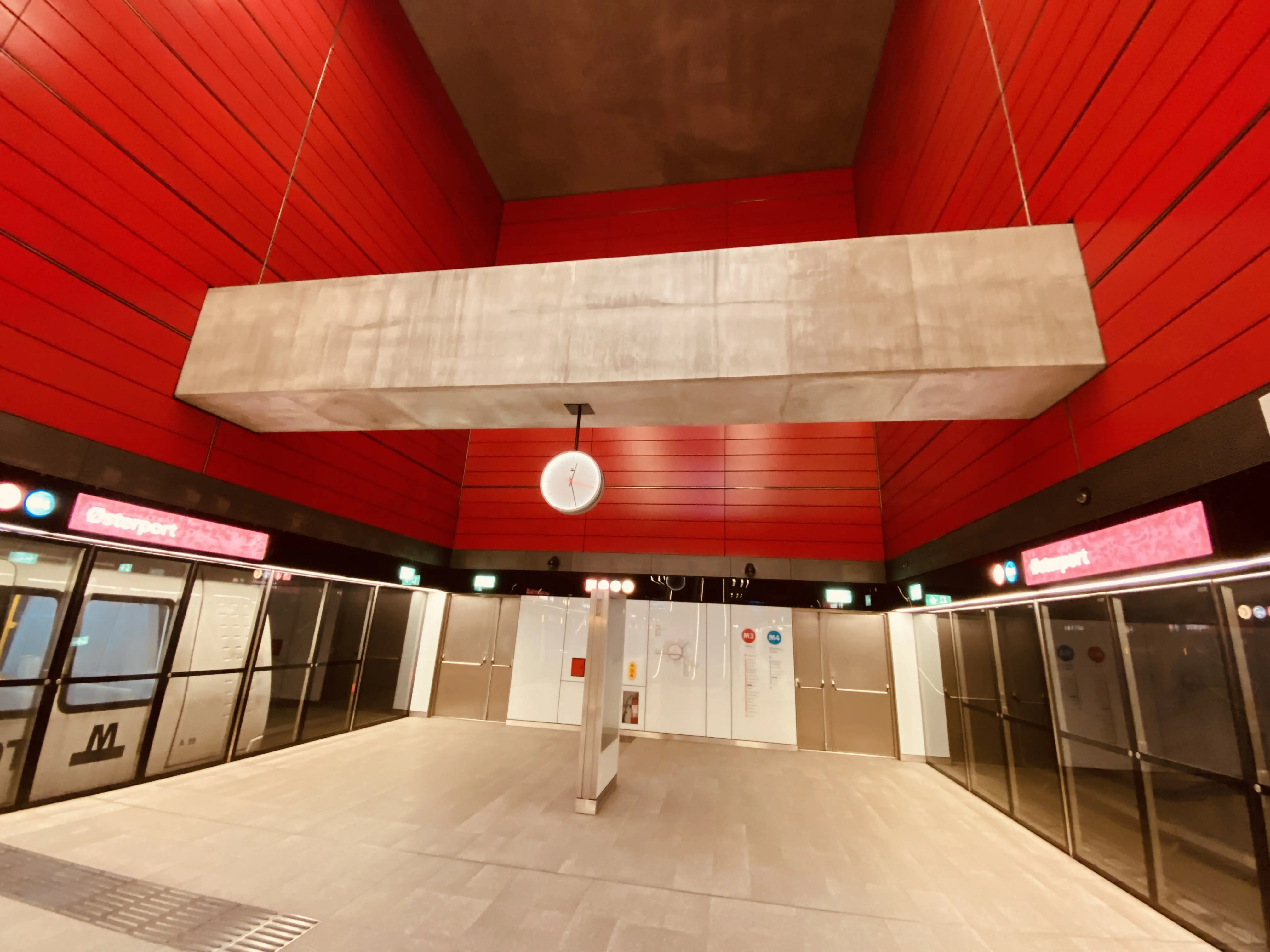 Billede af Østerport Metrostation, som har en varm og dyb rød farve, der signalerer trafik, transport og transit.