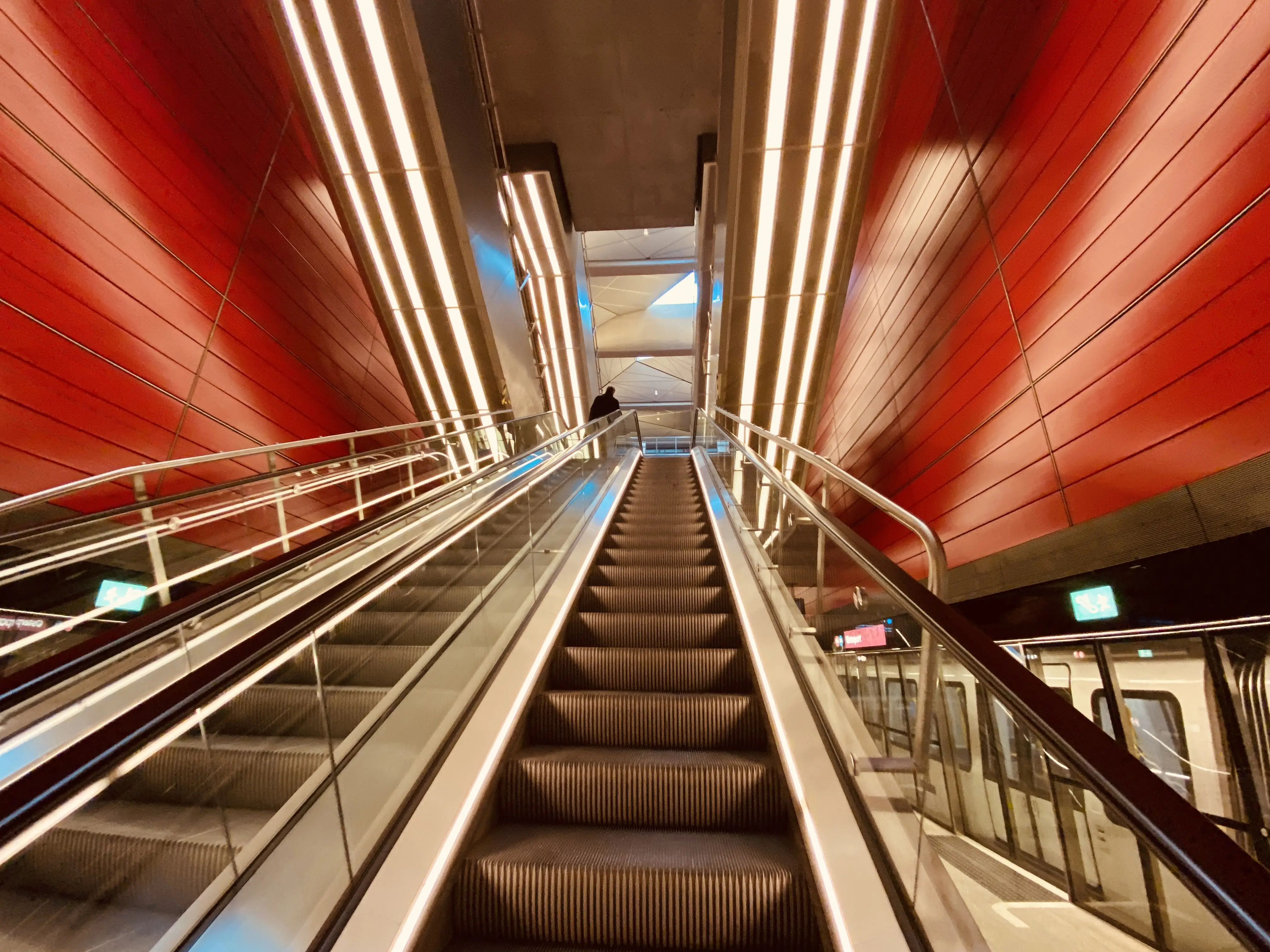 Billede af Østerport Metrostation, som har en varm og dyb rød farve, der signalerer trafik, transport og transit.