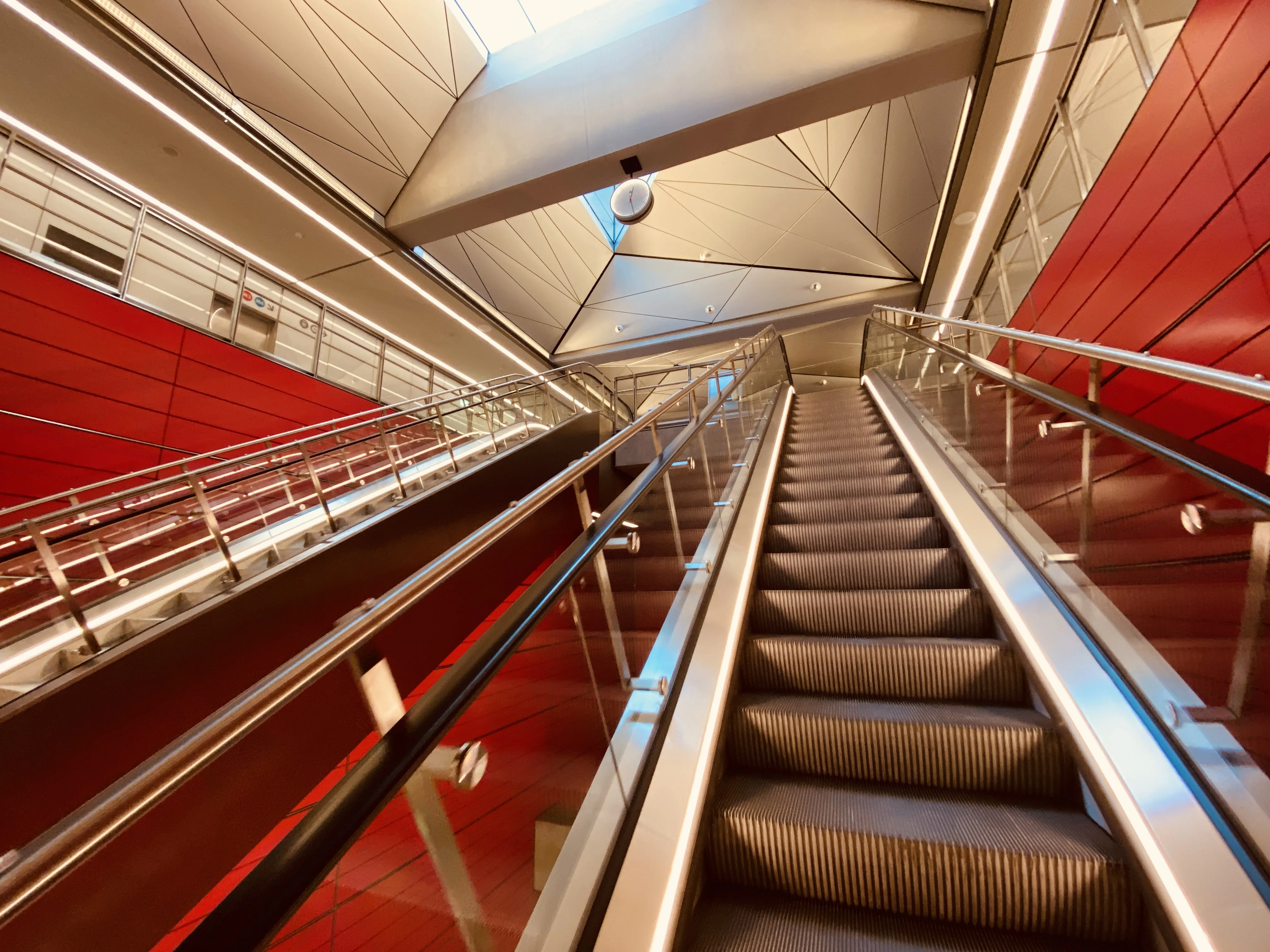 Billede af Østerport Metrostation, som har en varm og dyb rød farve, der signalerer trafik, transport og transit.