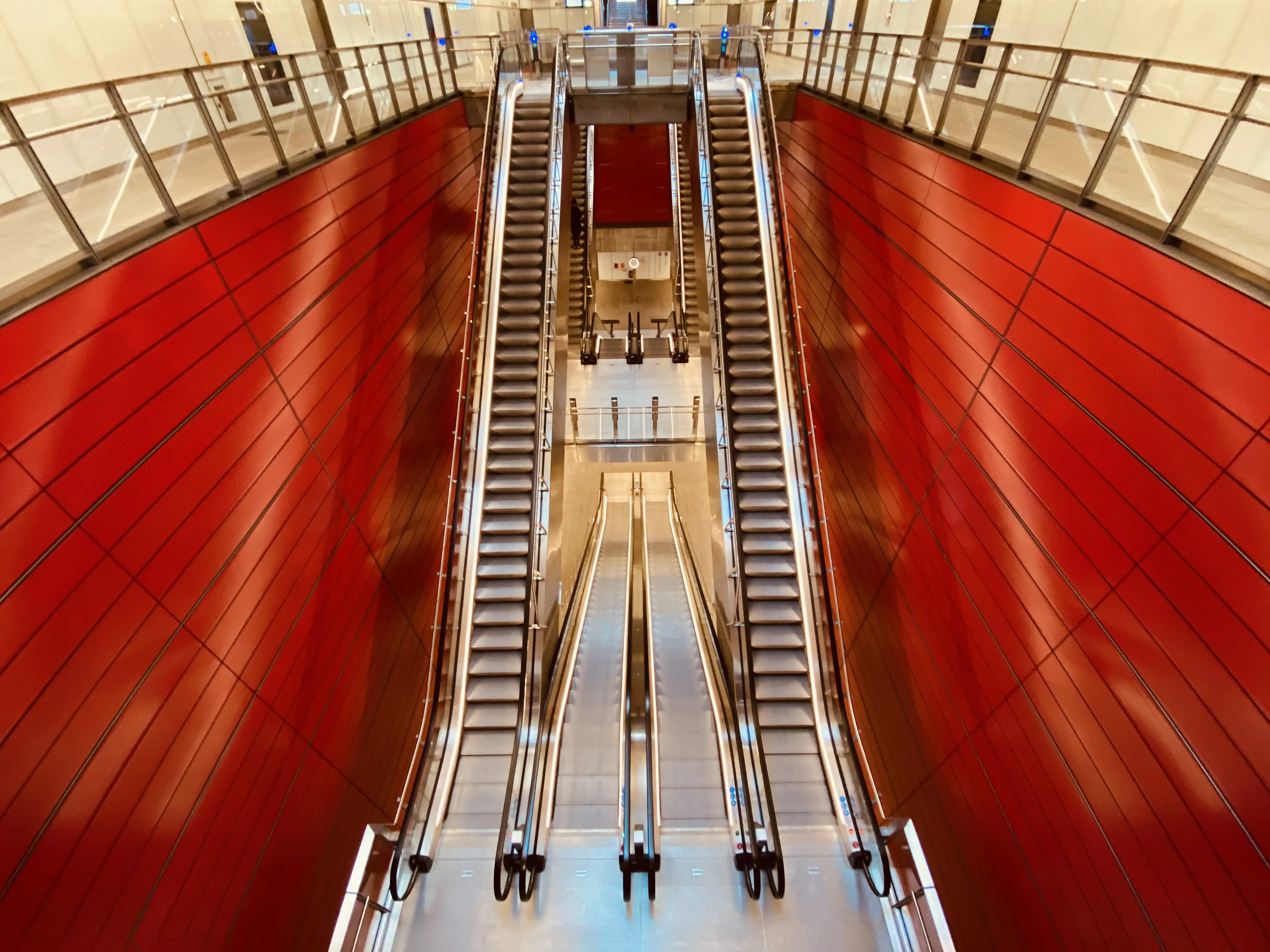 Billede af Østerport Metrostation, som har en varm og dyb rød farve, der signalerer trafik, transport og transit.