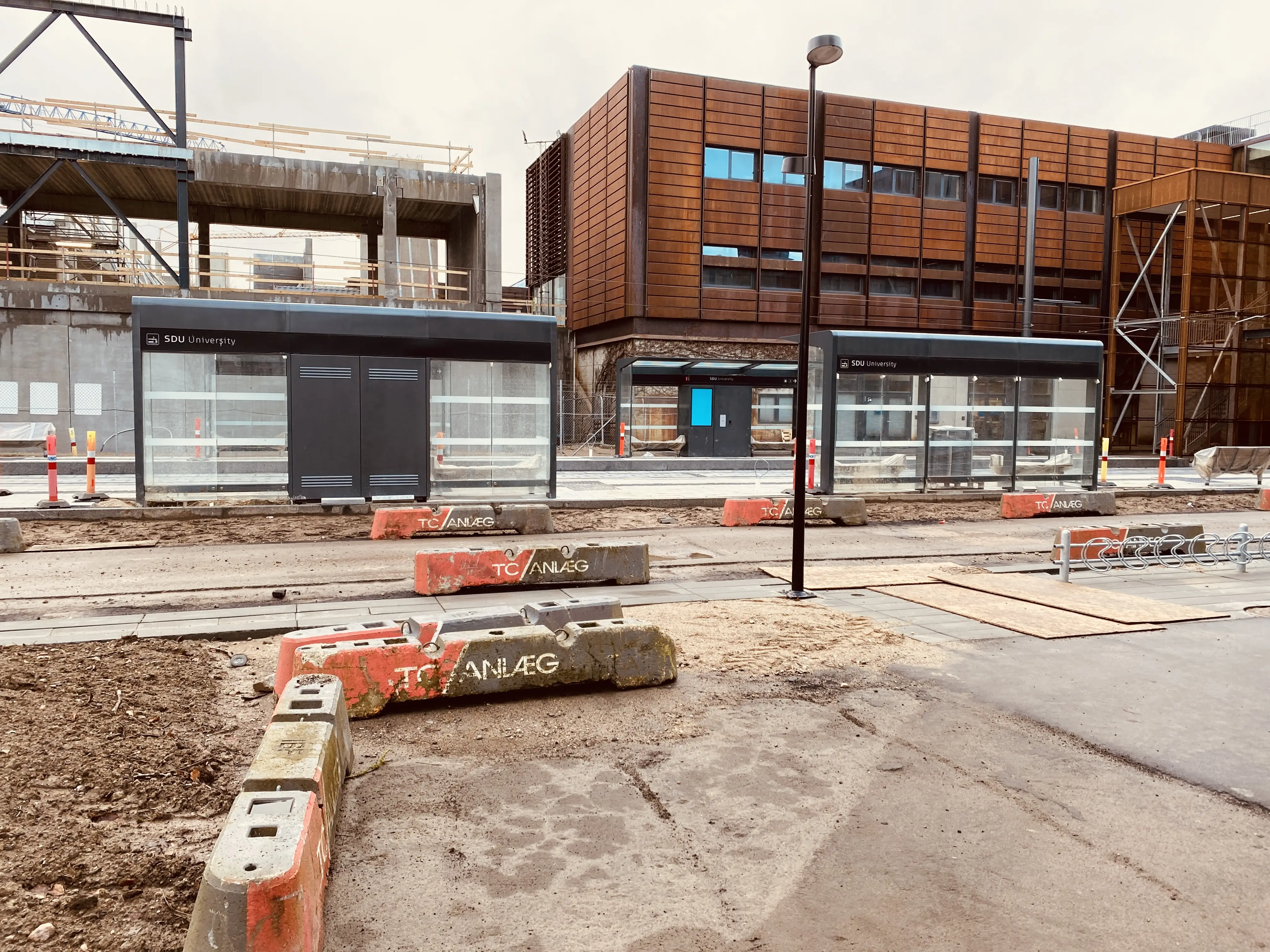 Billede af SDU Letbanestation. Billede af SDU Letbanestation.