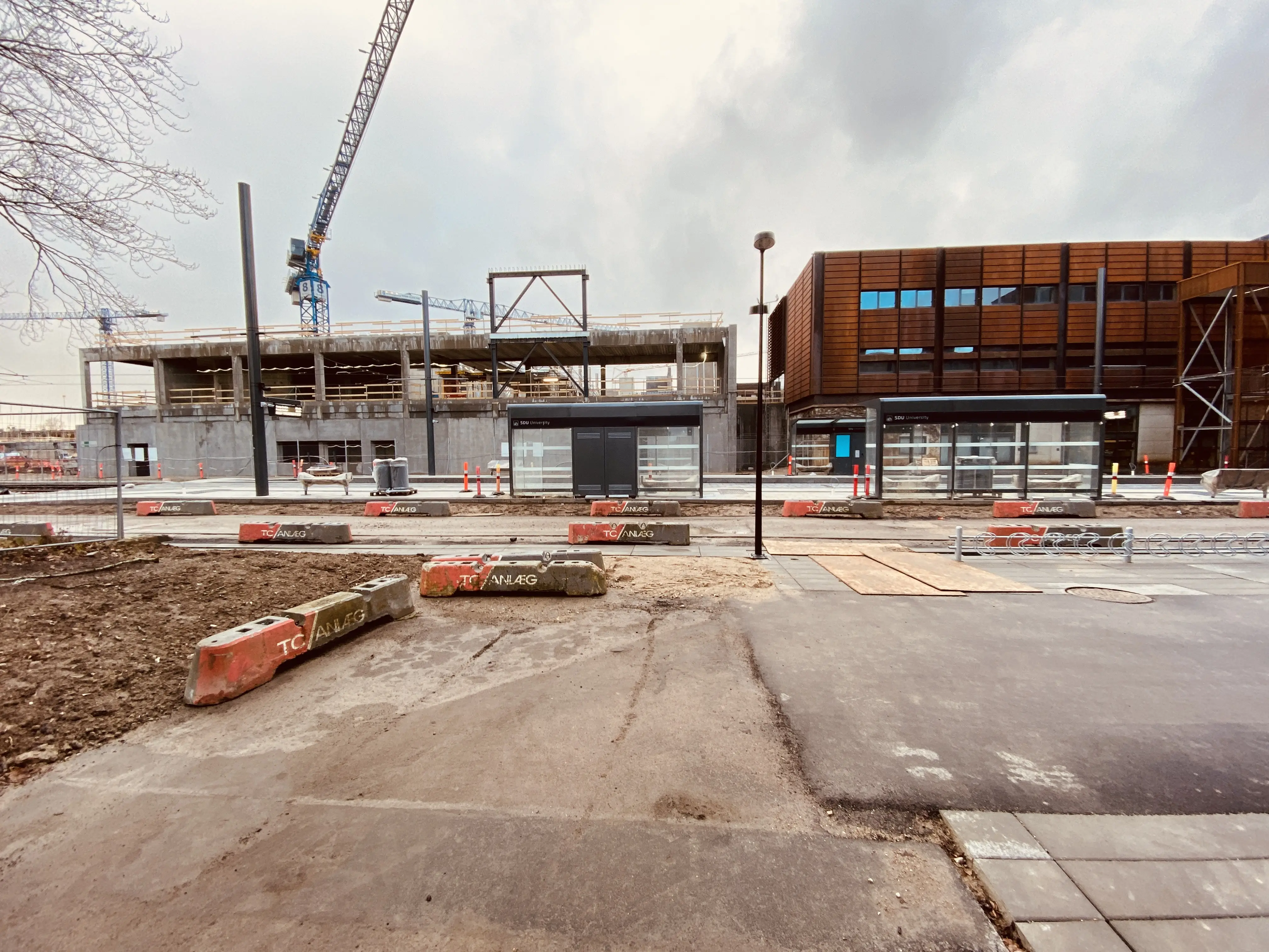 Billede af SDU Letbanestation. Billede af SDU Letbanestation.