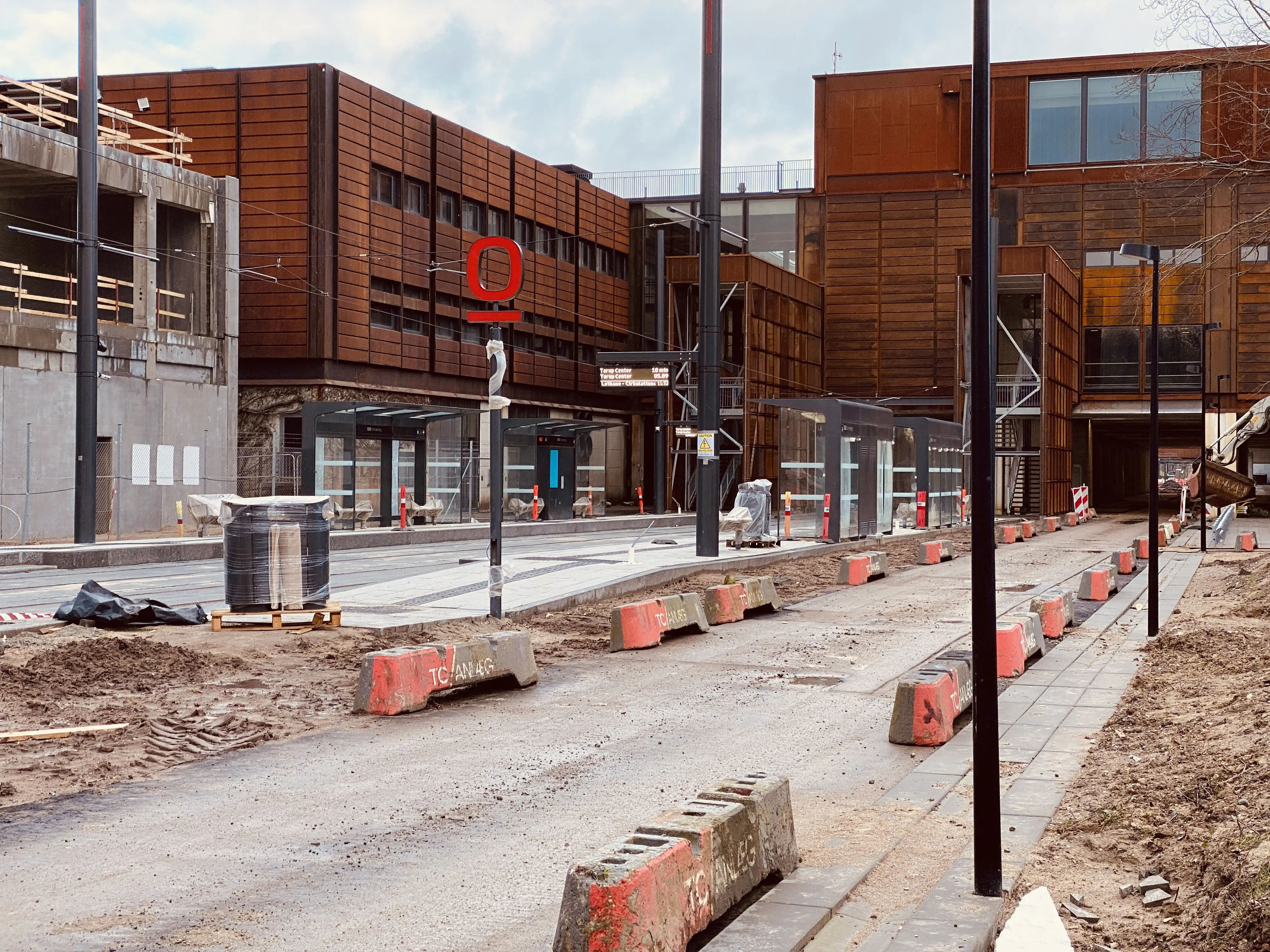 Billede af SDU Letbanestation. Billede af SDU Letbanestation.