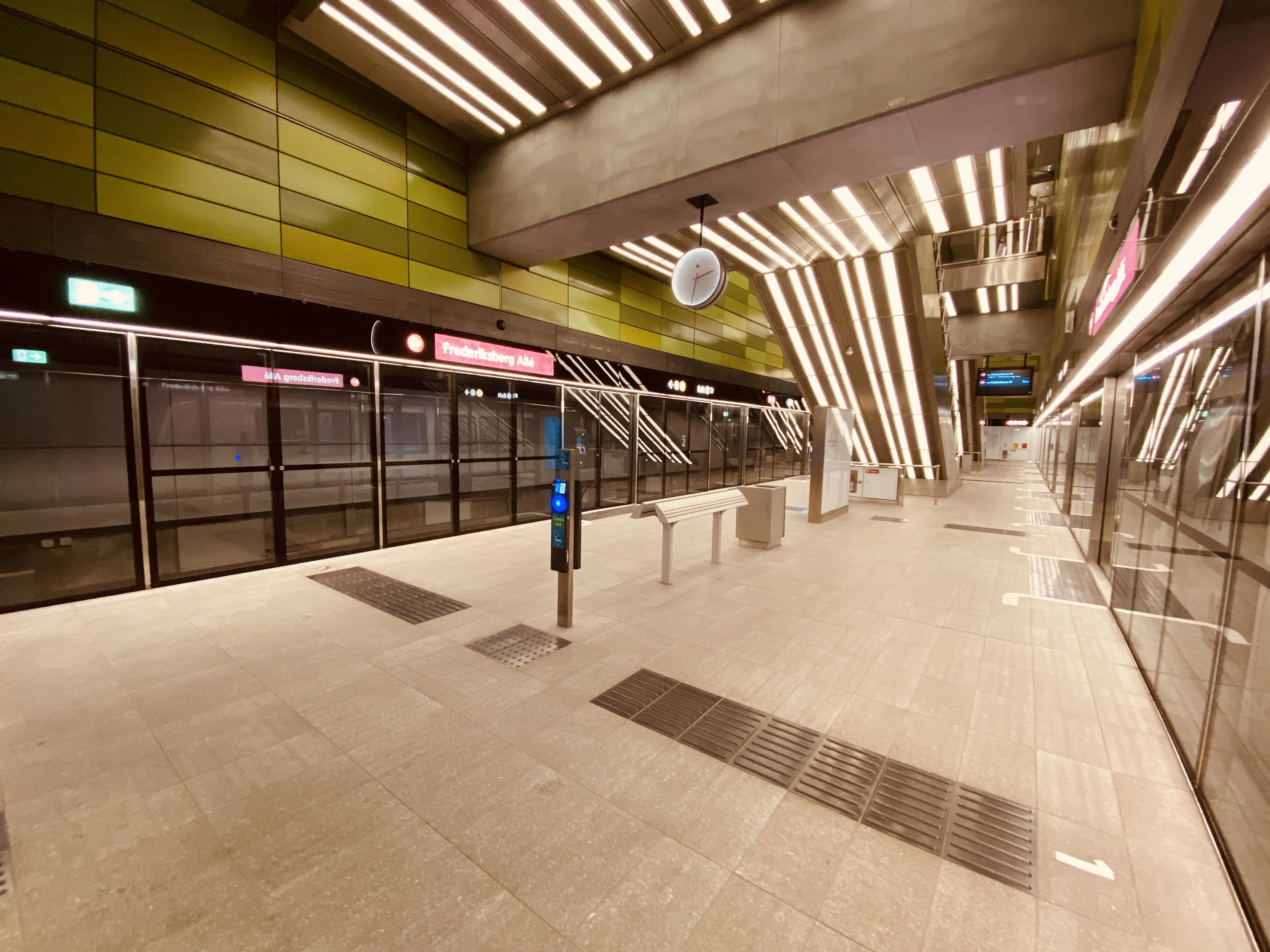 Billede af Frederiksberg Allé Metrostation. Billede af Frederiksberg Allé Metrostation.