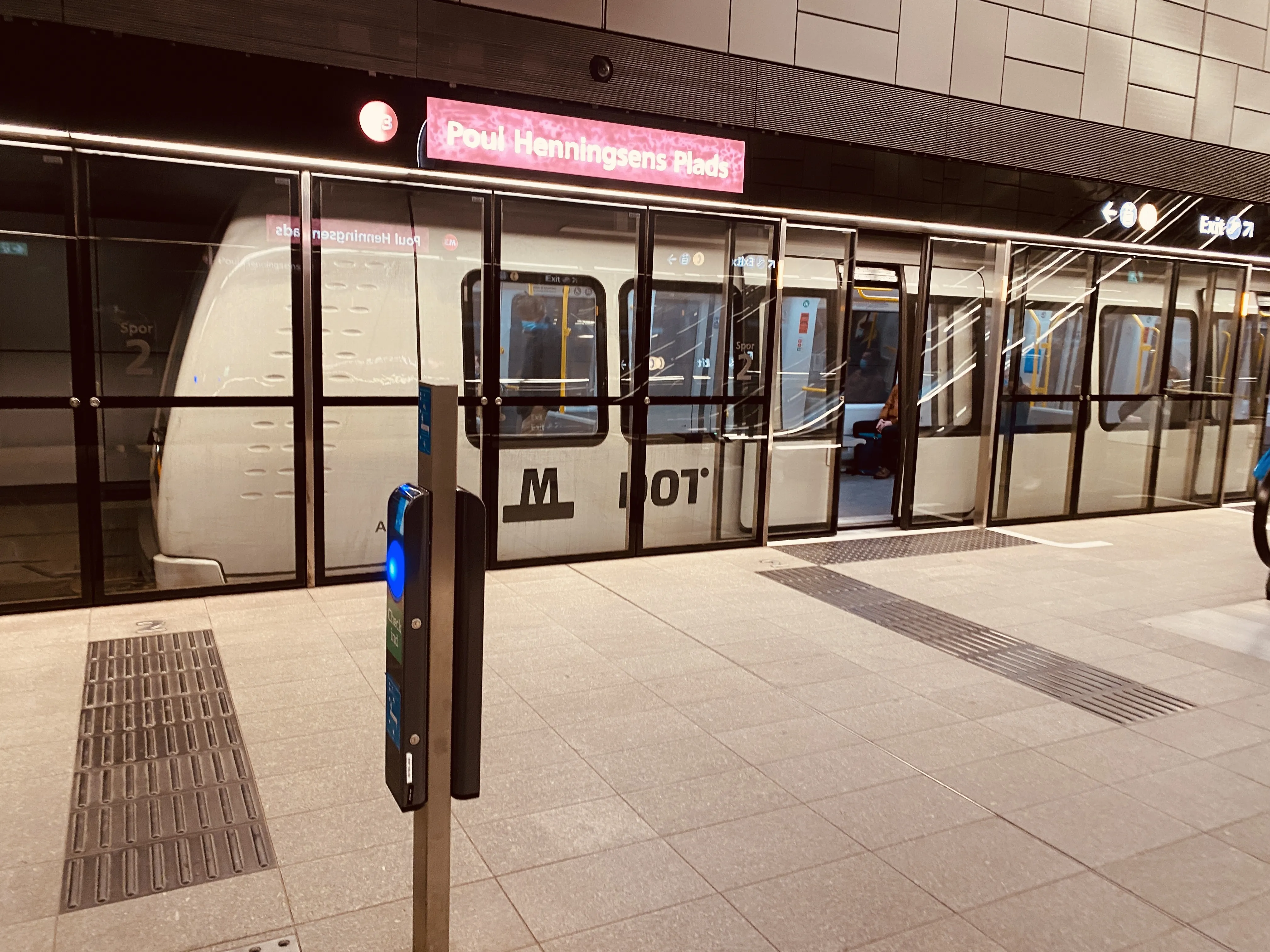 Billede af Poul Henningsens Plads Metrostation.