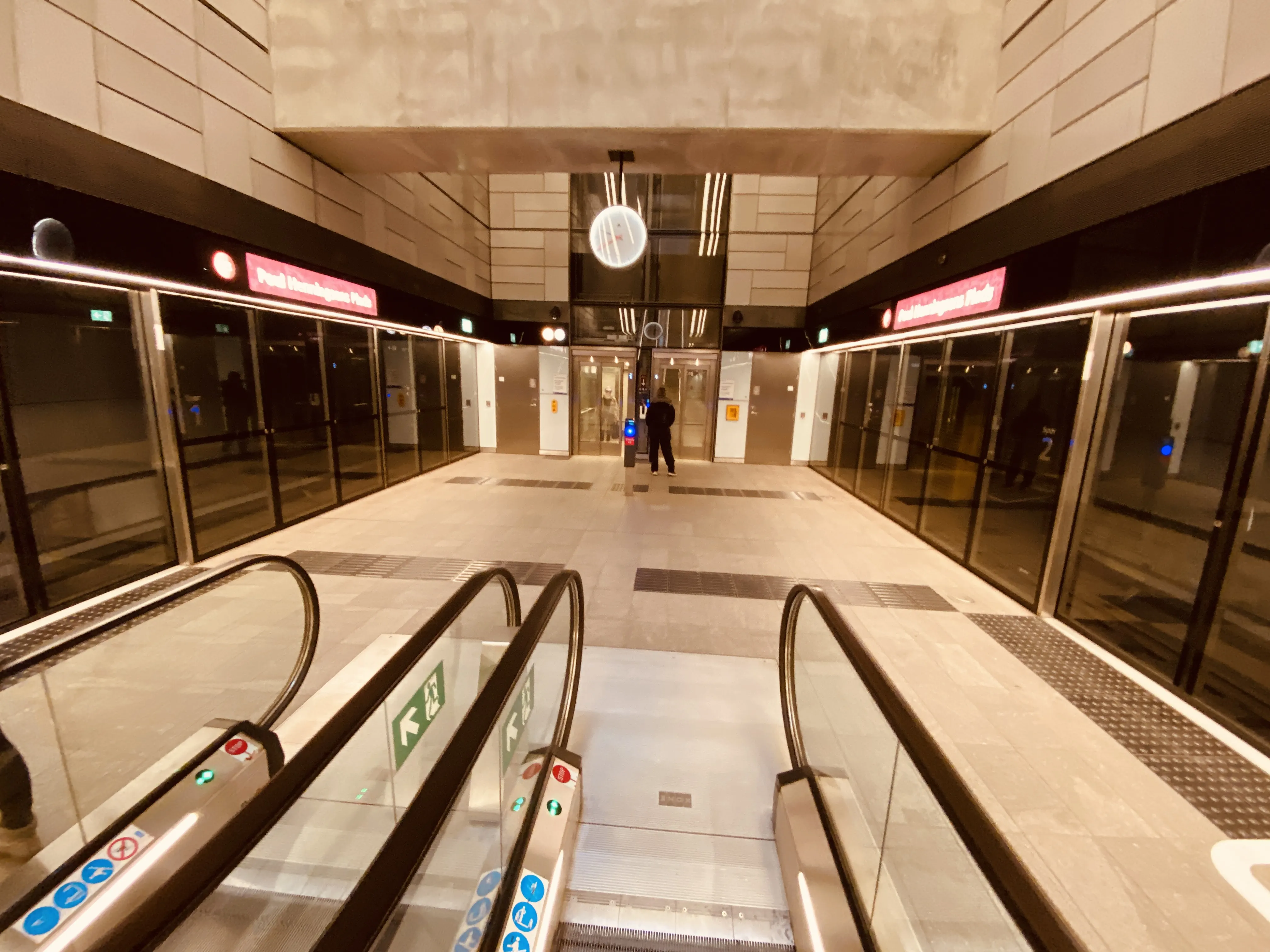 Billede af Poul Henningsens Plads Metrostation.