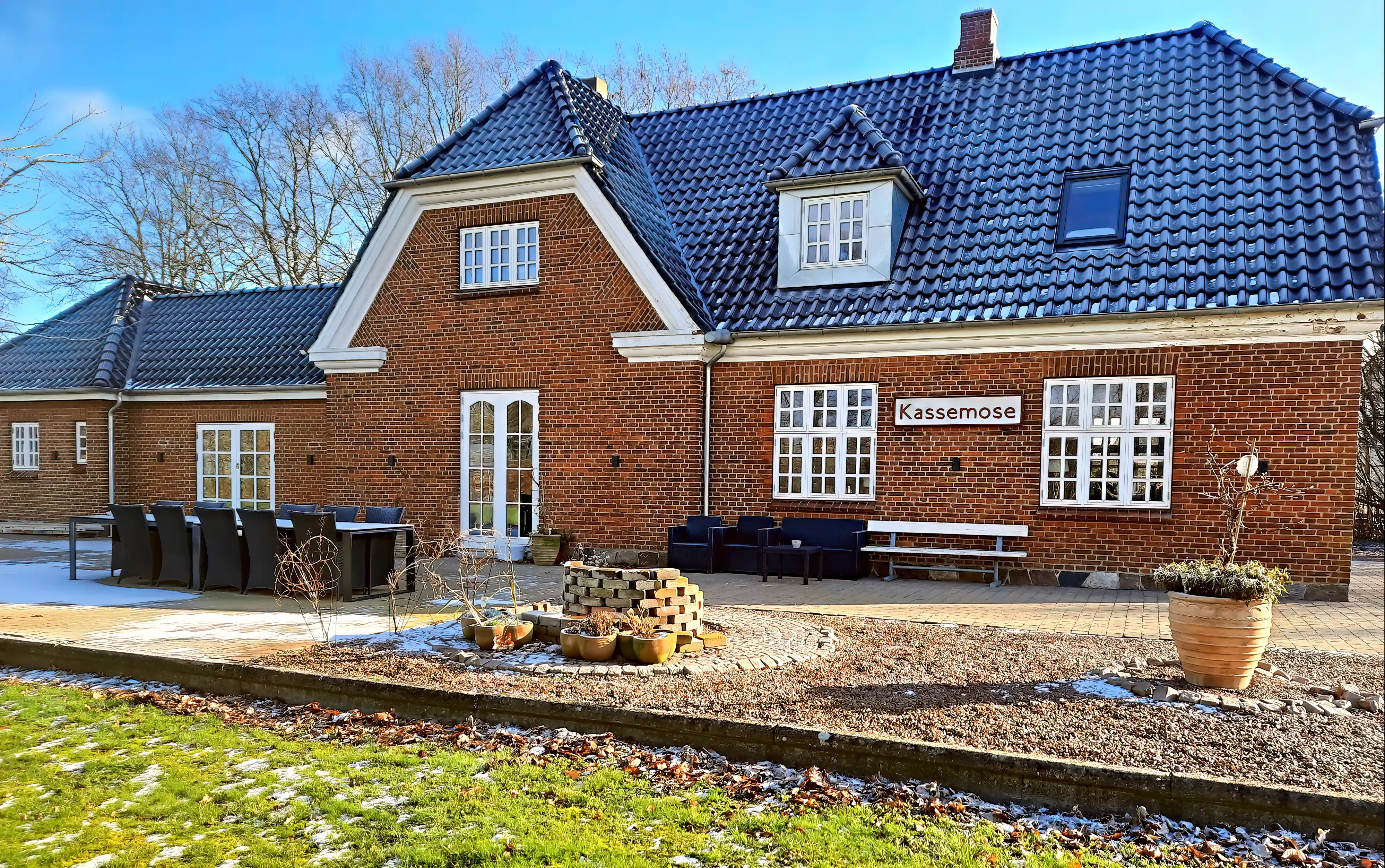 Billede af Kassemose Station set fra sporsiden med den gamle perronkant nederst til venstre.