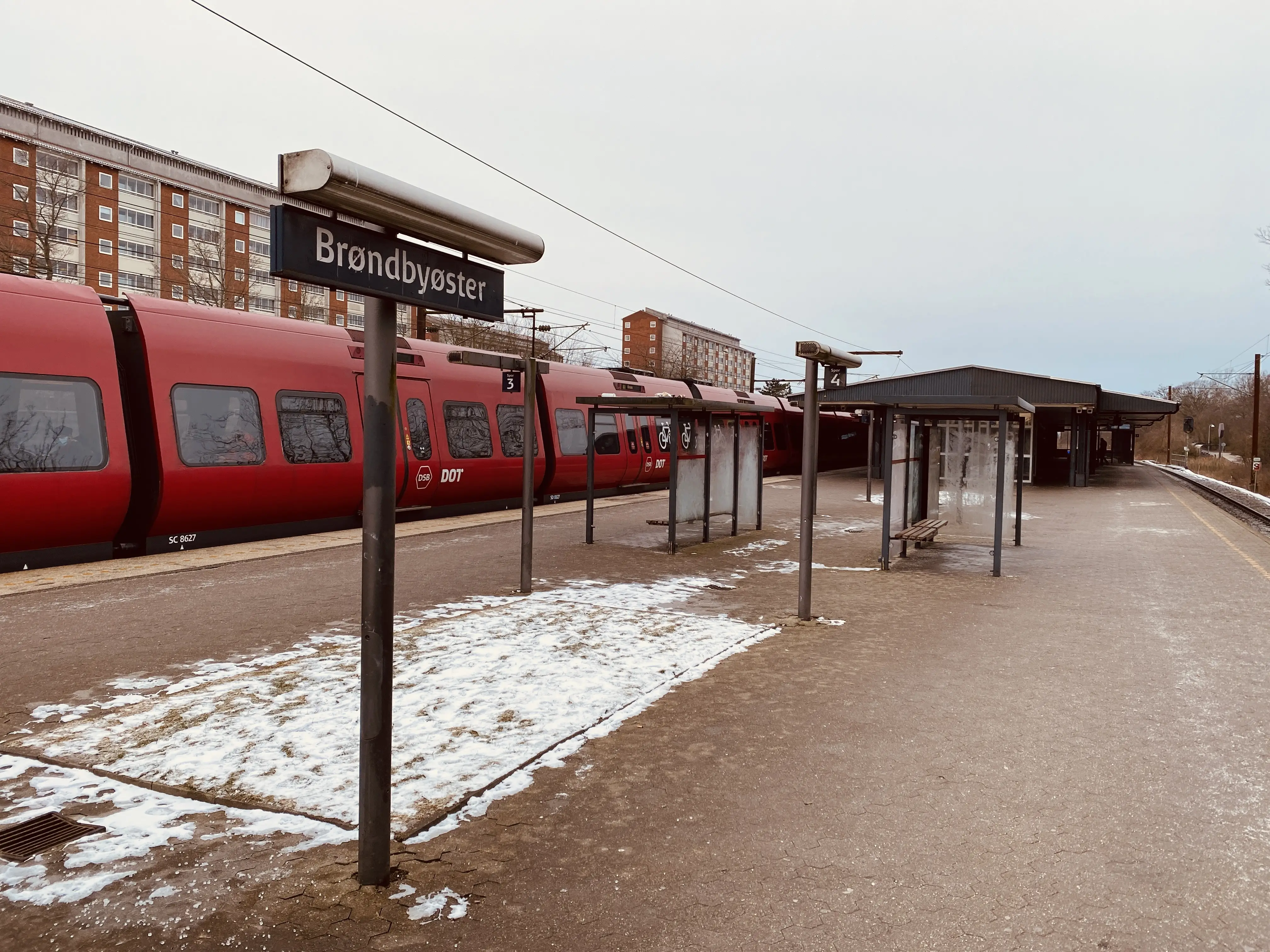 Billede af Brøndbyøster S-togstrinbræt. Billede af Brøndbyøster S-togstrinbræt.