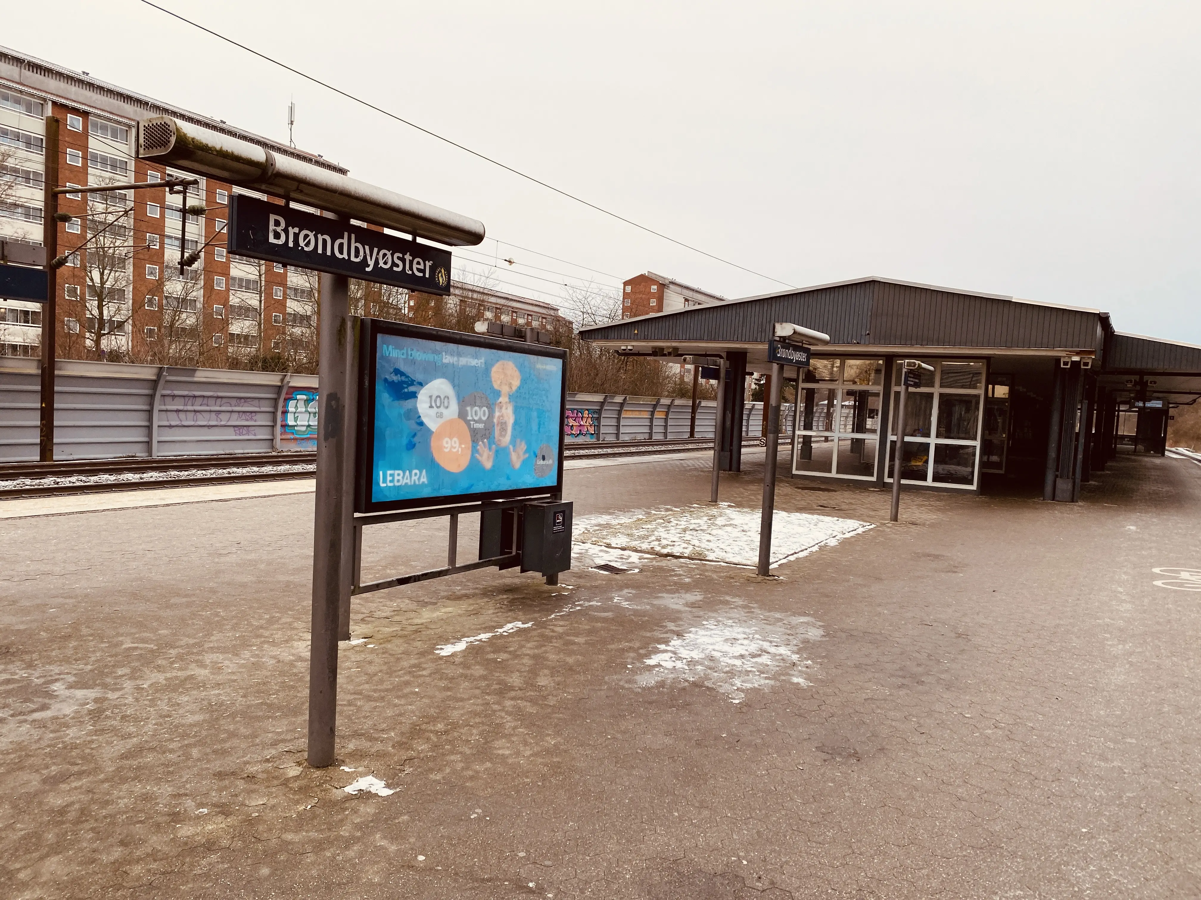 Billede af Brøndbyøster S-togstrinbræt. Billede af Brøndbyøster S-togstrinbræt.