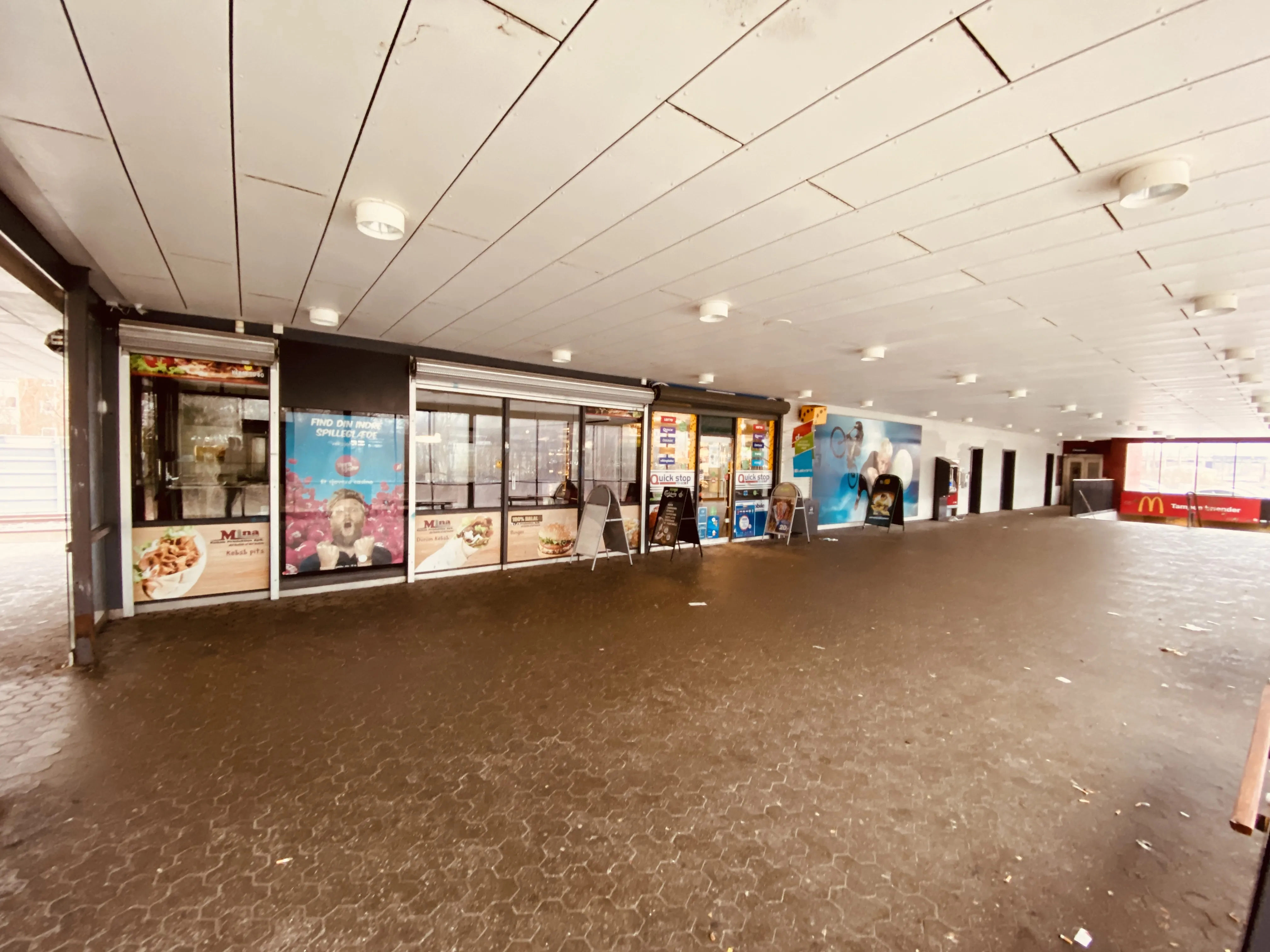 Billede af Brøndbyøster S-togstrinbræt. Billede af Brøndbyøster S-togstrinbræt.