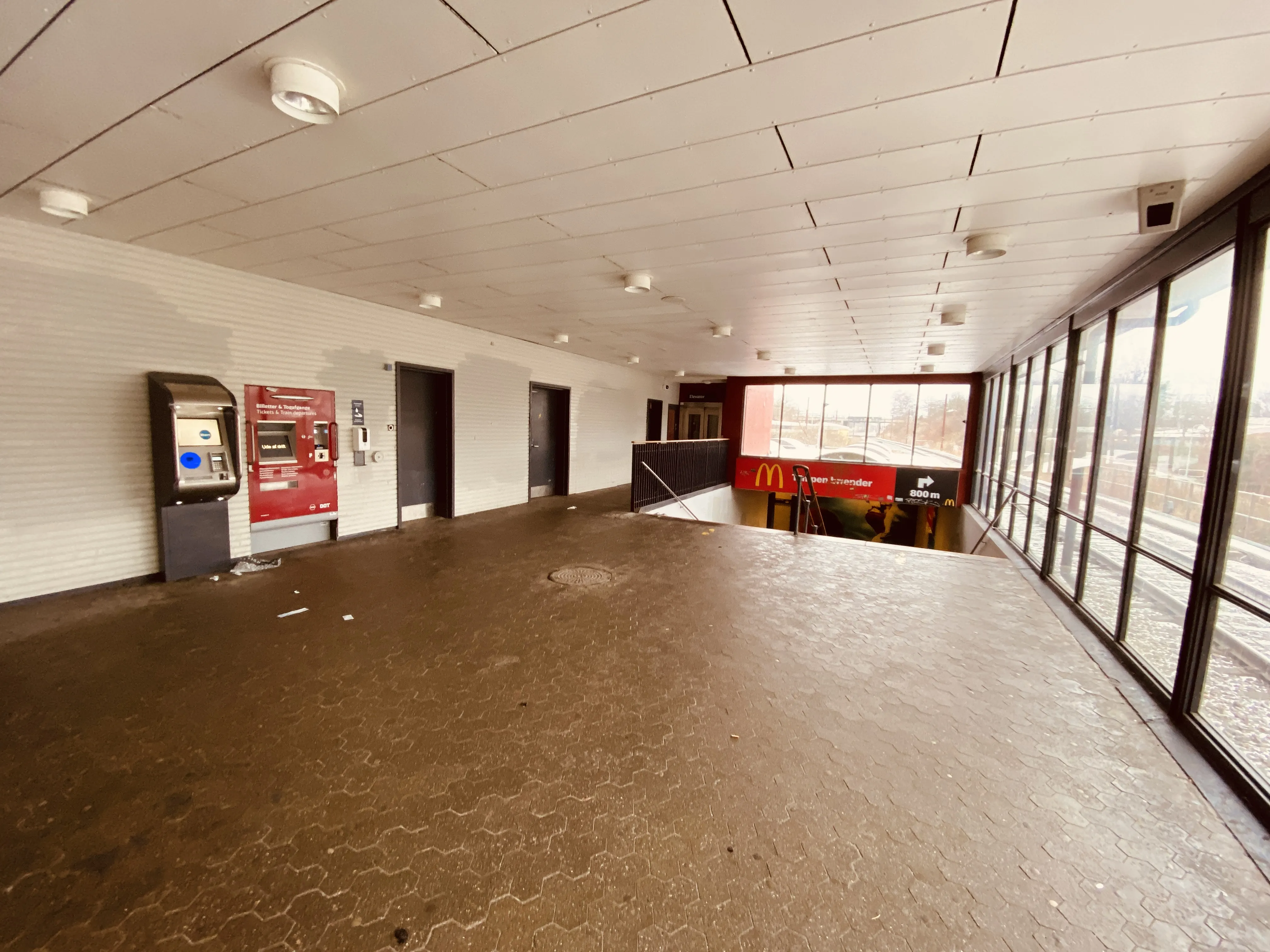 Billede af Brøndbyøster S-togstrinbræt. Billede af Brøndbyøster S-togstrinbræt.