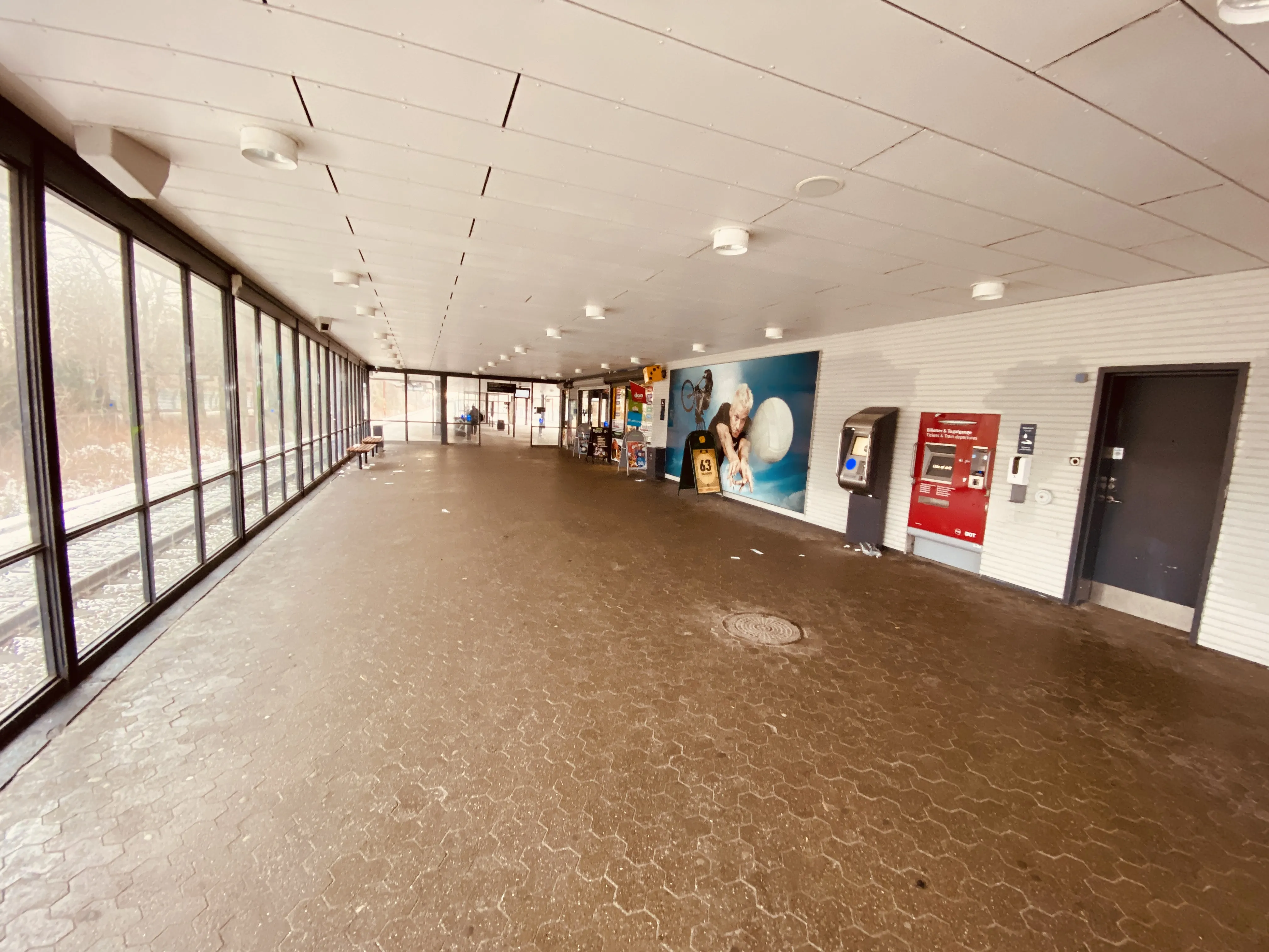 Billede af Brøndbyøster S-togstrinbræt. Billede af Brøndbyøster S-togstrinbræt.