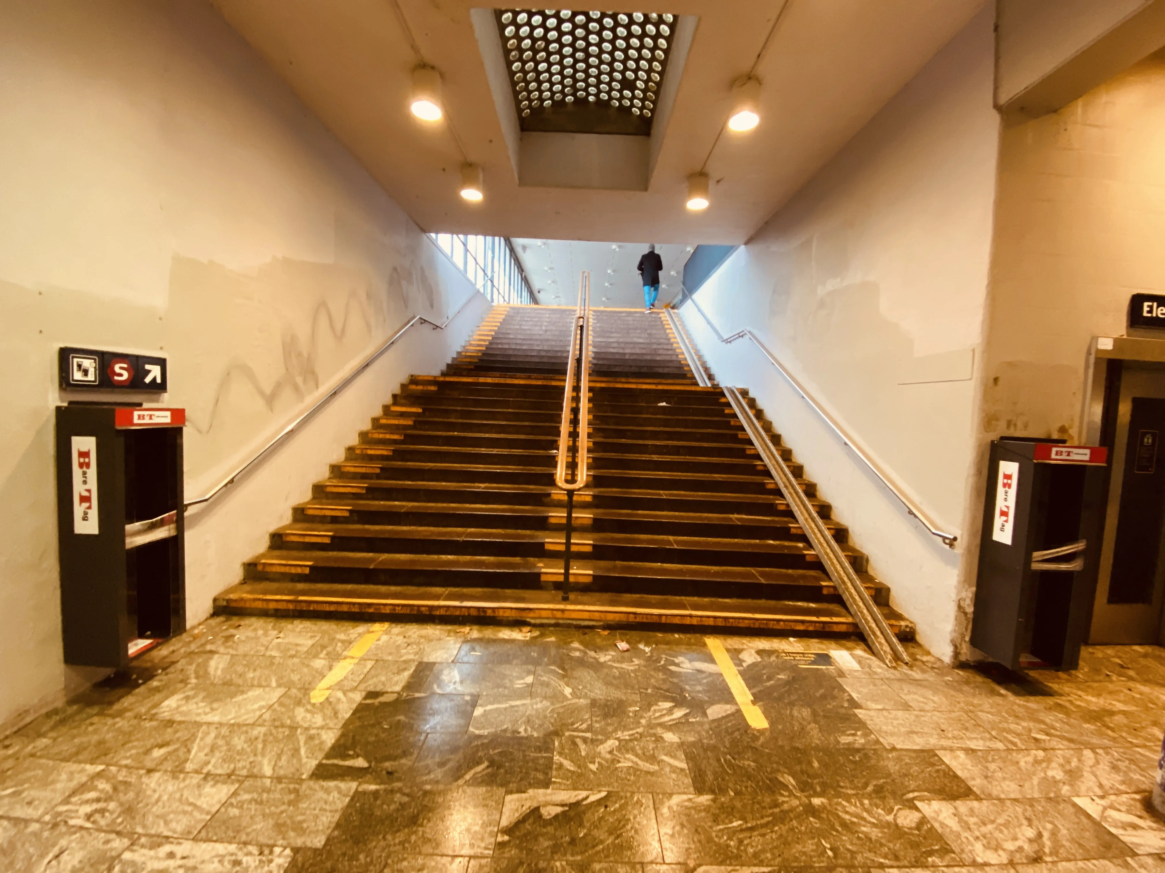 Billede af Brøndbyøster S-togstrinbræt. Billede af Brøndbyøster S-togstrinbræt.