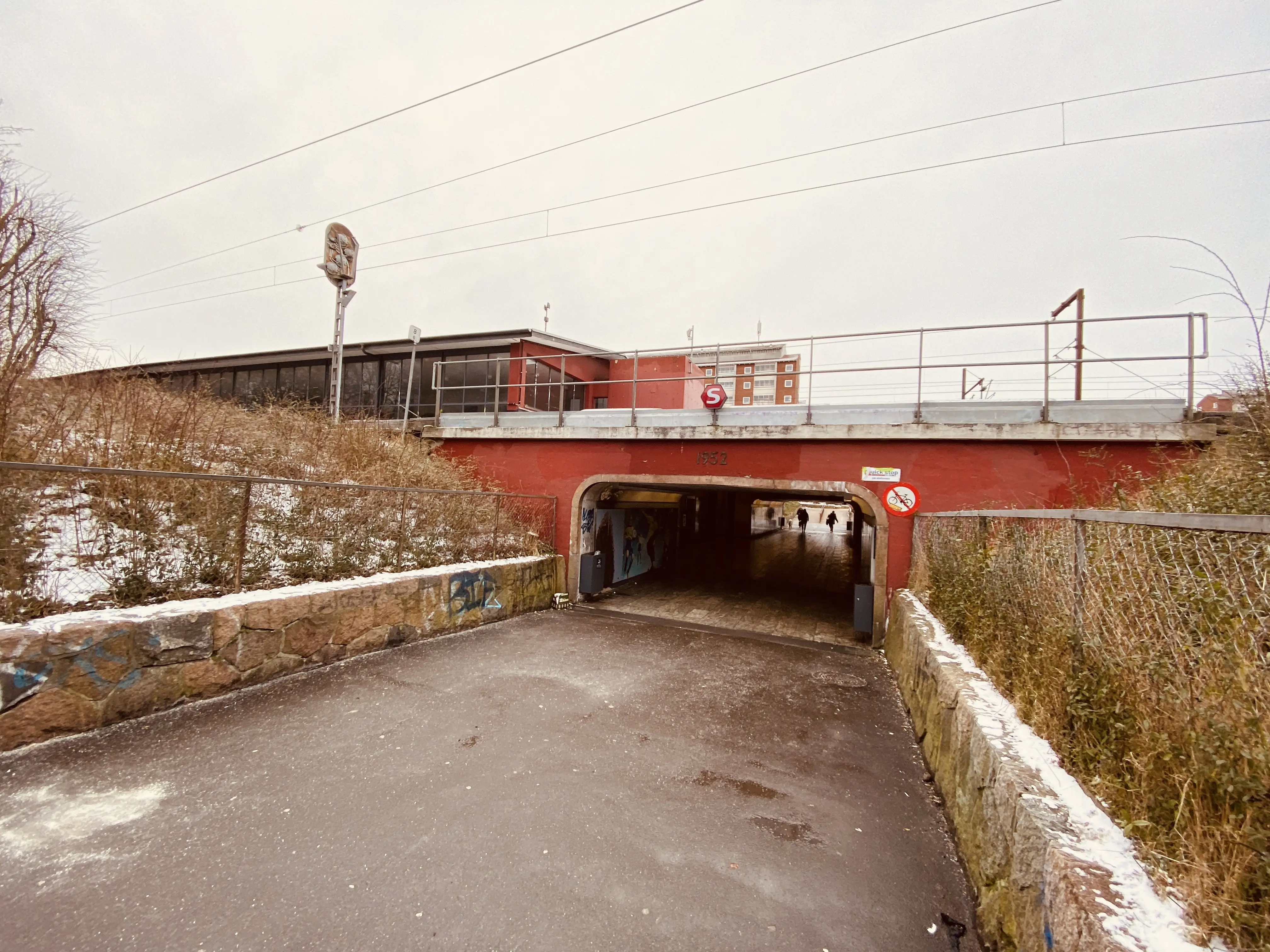 Billede af Brøndbyøster S-togstrinbræt. Billede af Brøndbyøster S-togstrinbræt.