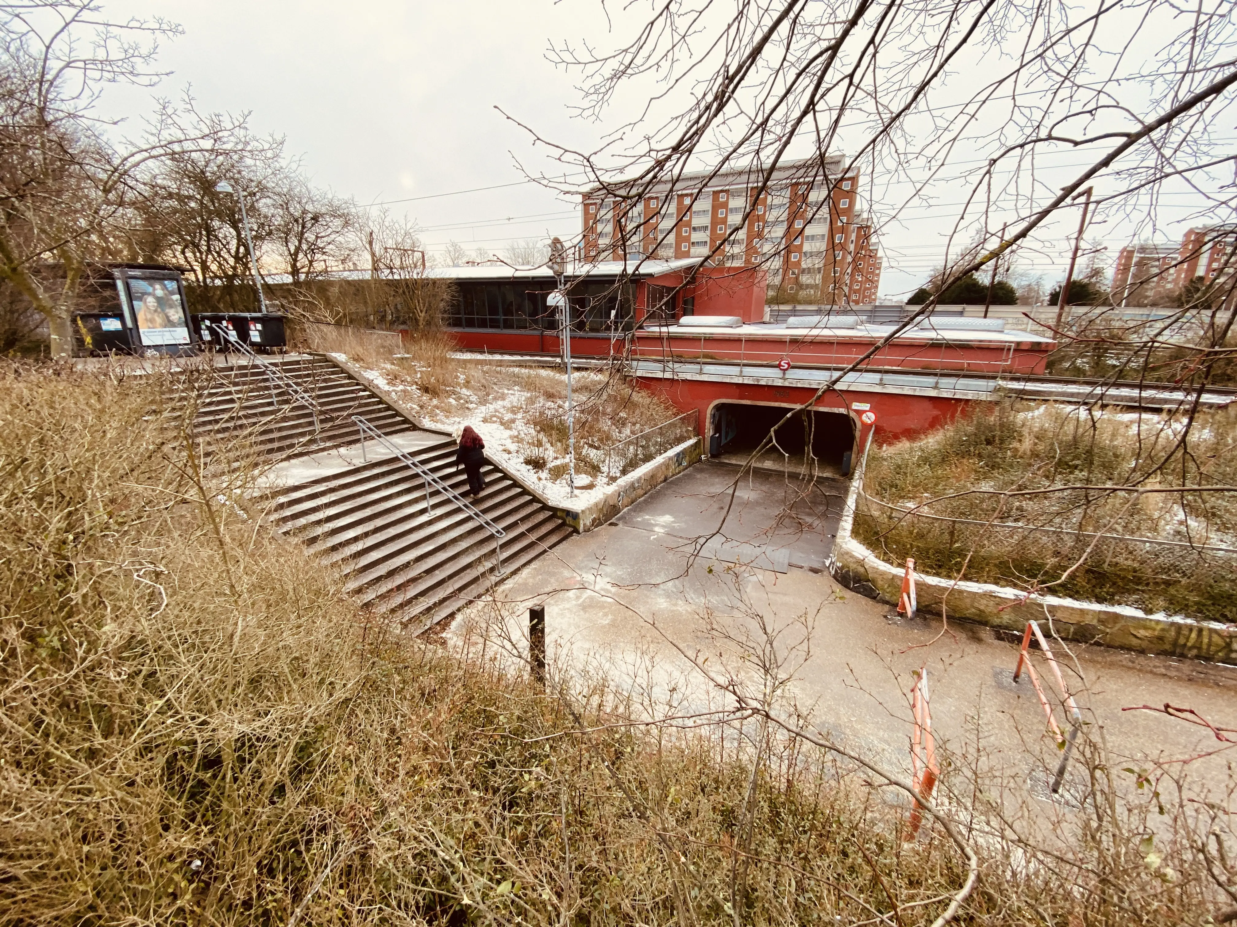 Billede af Brøndbyøster S-togstrinbræt. Billede af Brøndbyøster S-togstrinbræt.