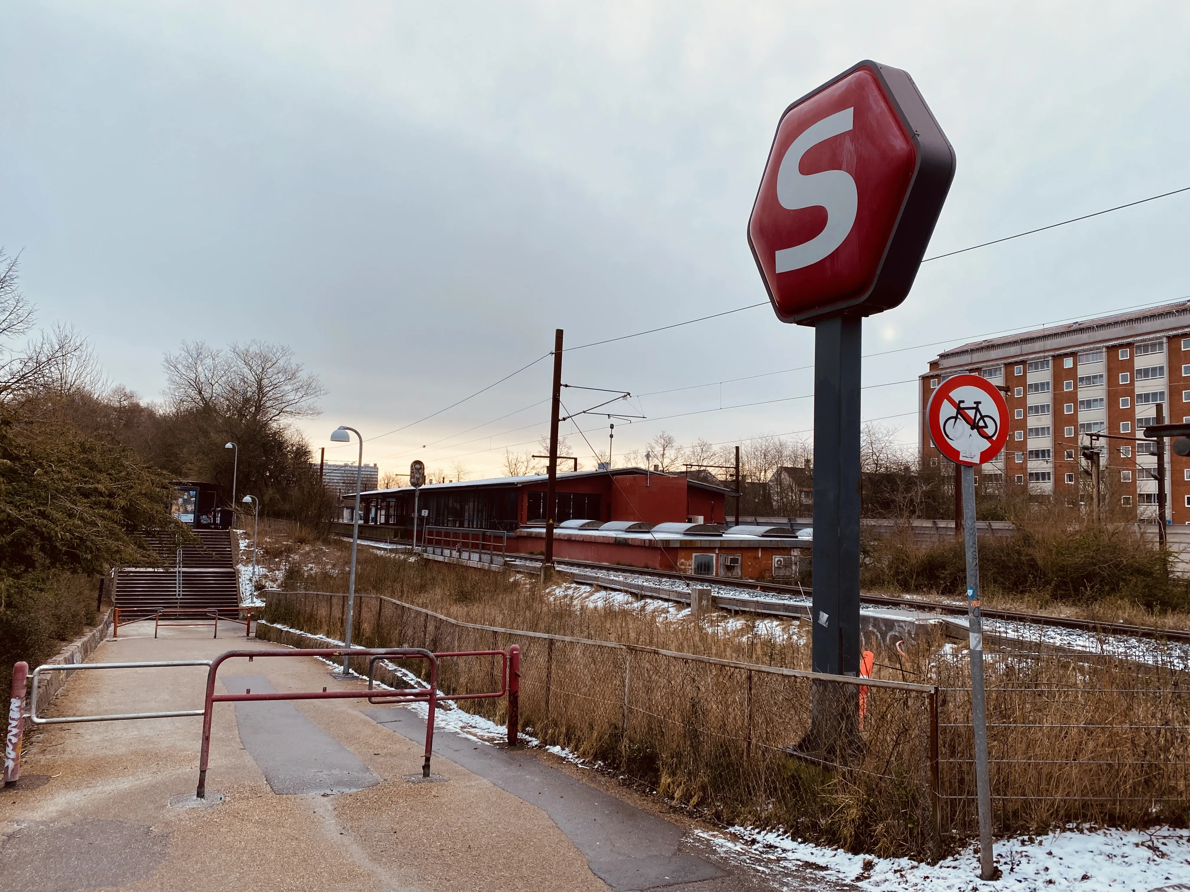 Billede af Brøndbyøster S-togstrinbræt. Billede af Brøndbyøster S-togstrinbræt.