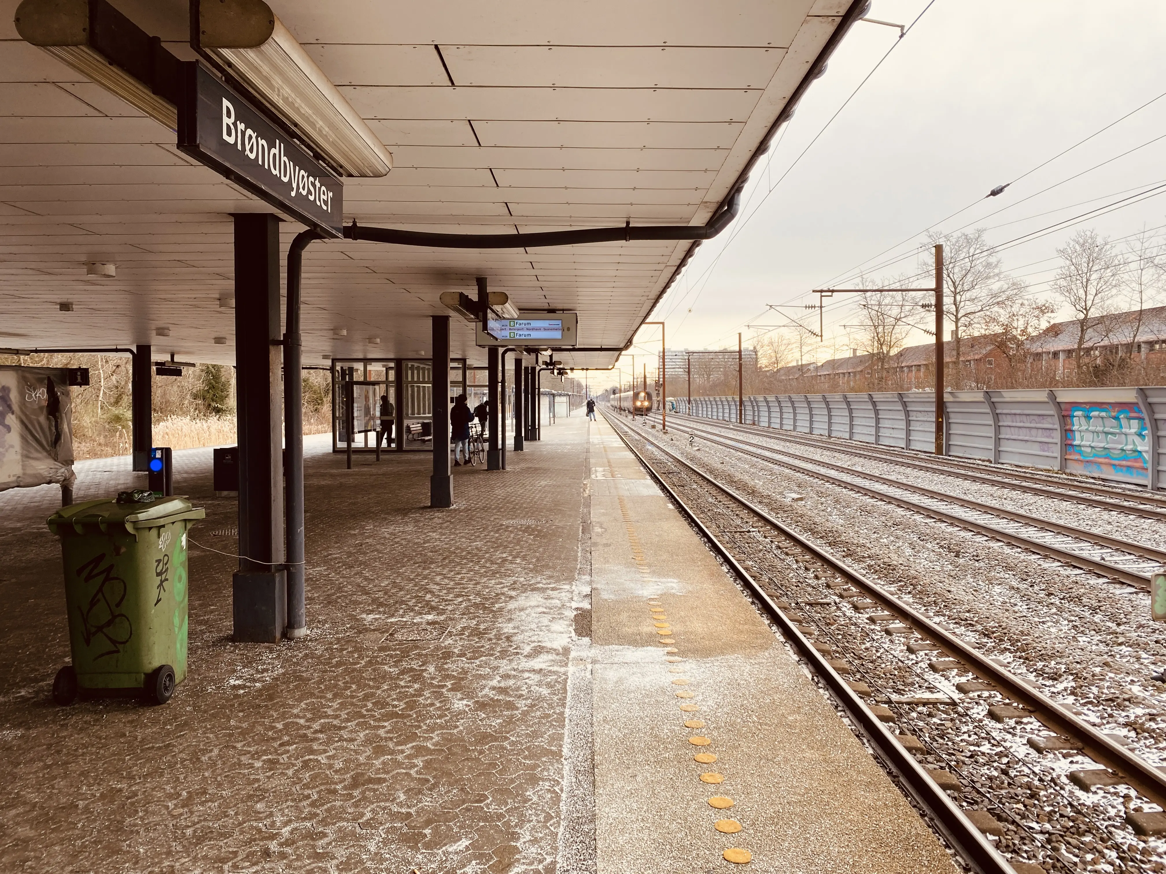 Billede af Brøndbyøster S-togstrinbræt. Billede af Brøndbyøster S-togstrinbræt.