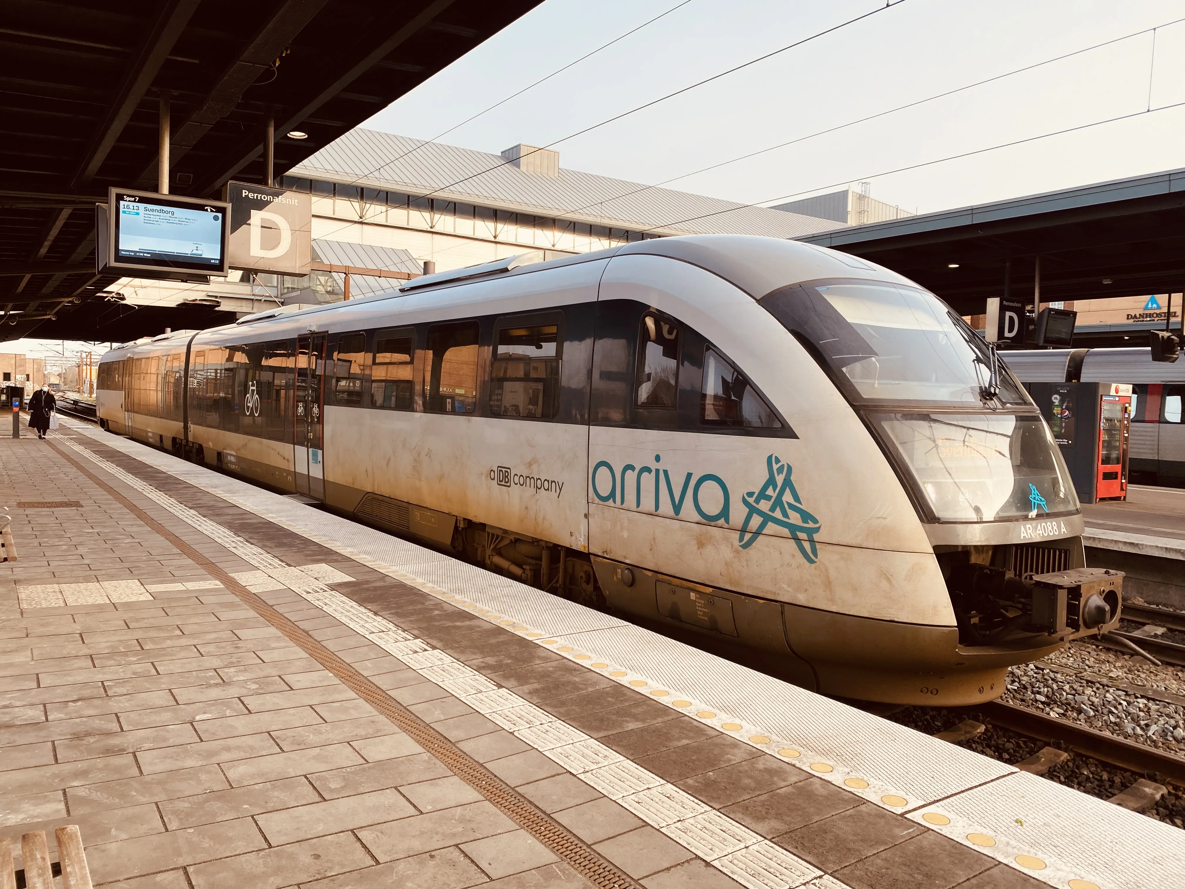 Billede af Svendborgbanens Arriva tog ud for Odense Banegård Center. Billede af Svendborgbanens Arriva tog ud for Odense Banegård Center.