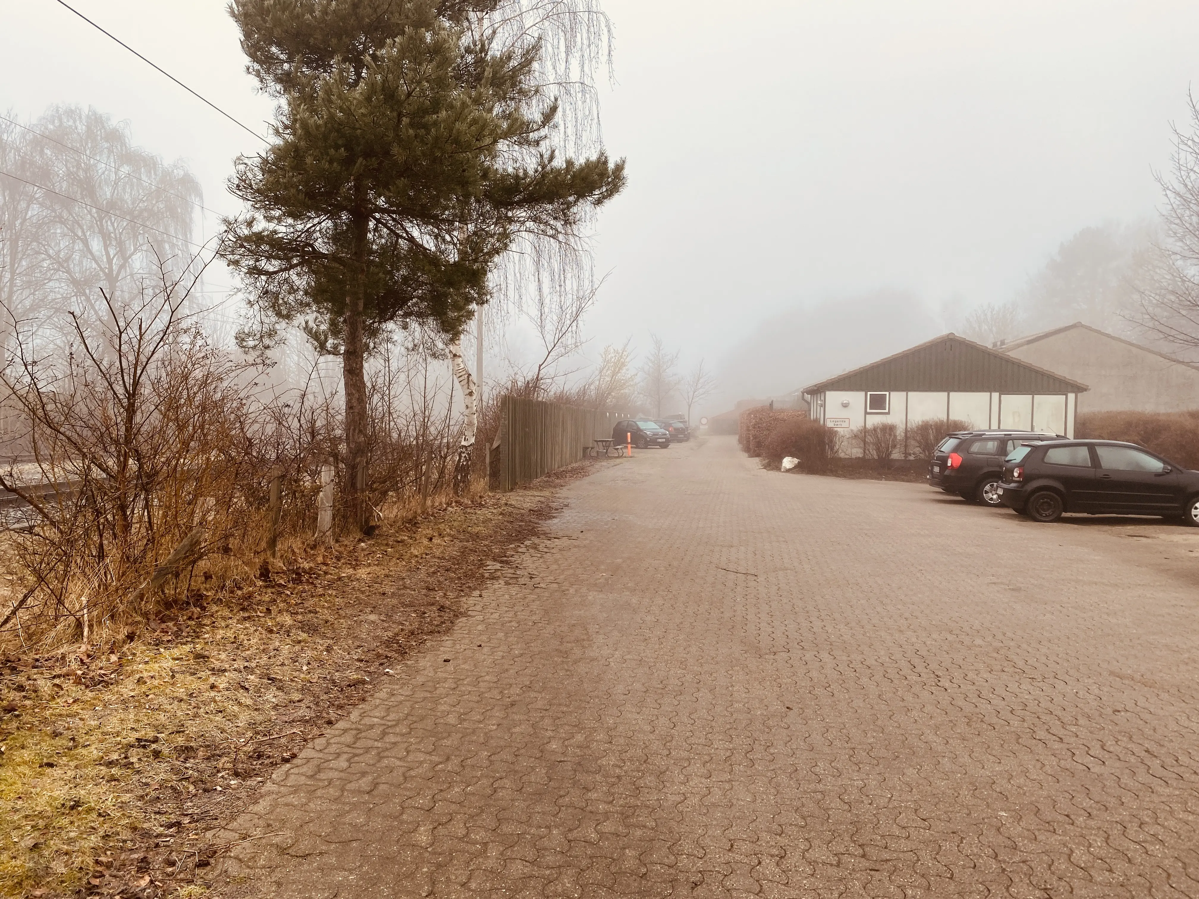 Billede af hvor Værløse Station oprindelige station har ligget. Stationen blev nedrevet i 1977 og den har ligget her. Billede af hvor Værløse Station oprindelige station har ligget. Stationen blev nedrevet i 1977 og den har ligget her.