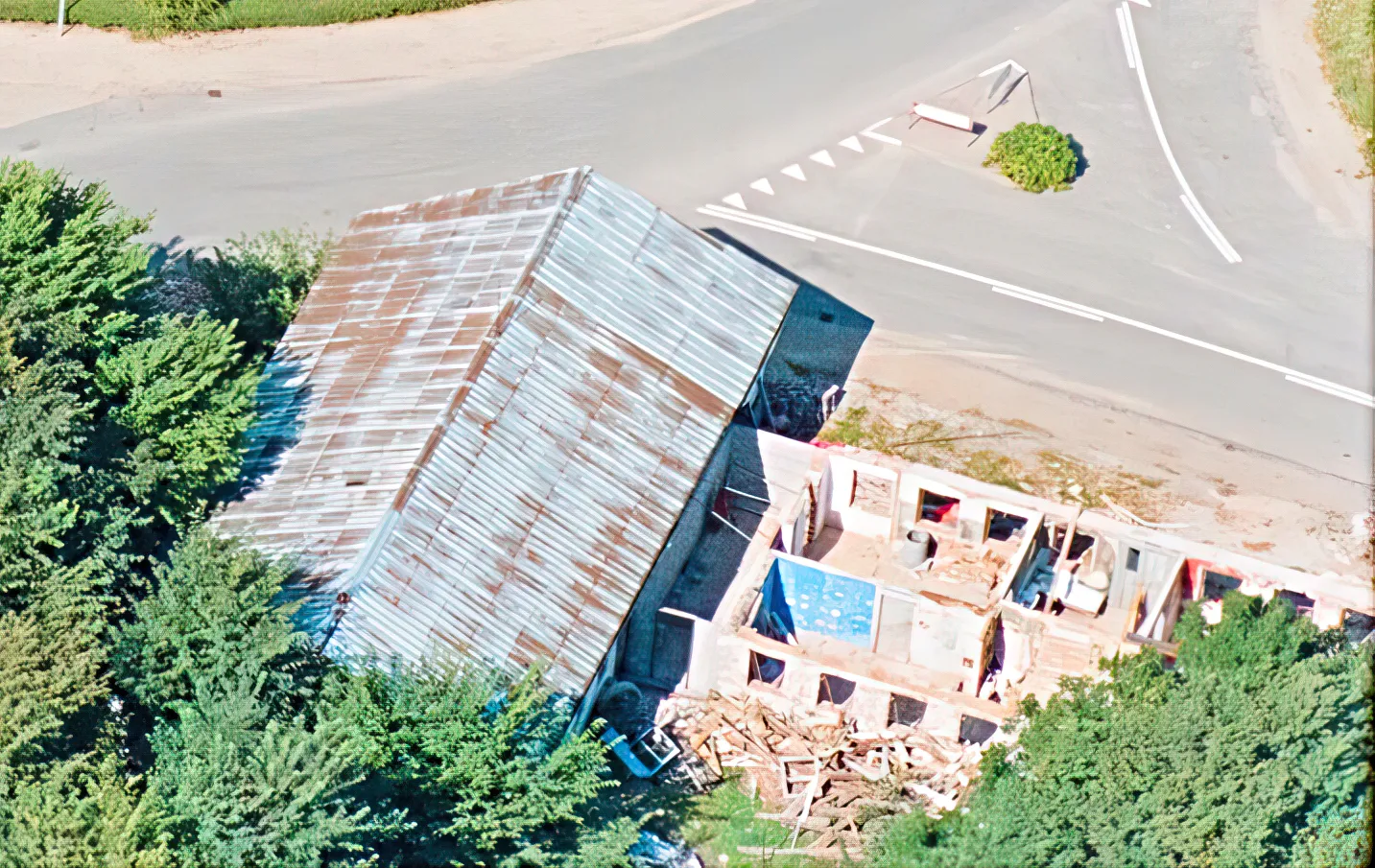 Billede af Galsted Station / Kro under nedrivningen i 1991. Billede af Galsted Station / Kro under nedrivningen i 1991.