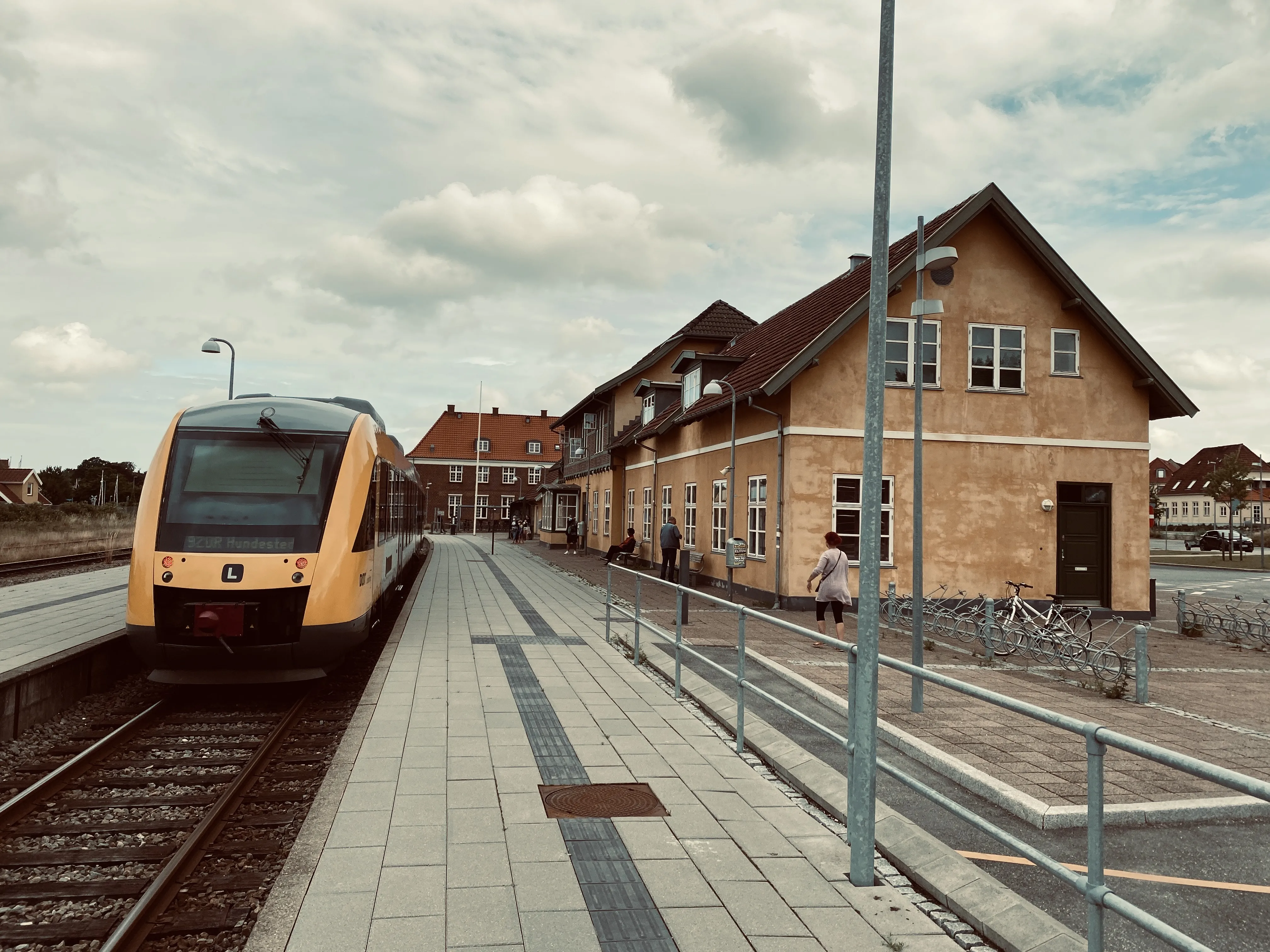 Billede af tog ud for Frederiksværk Station. Billede af tog ud for Frederiksværk Station.