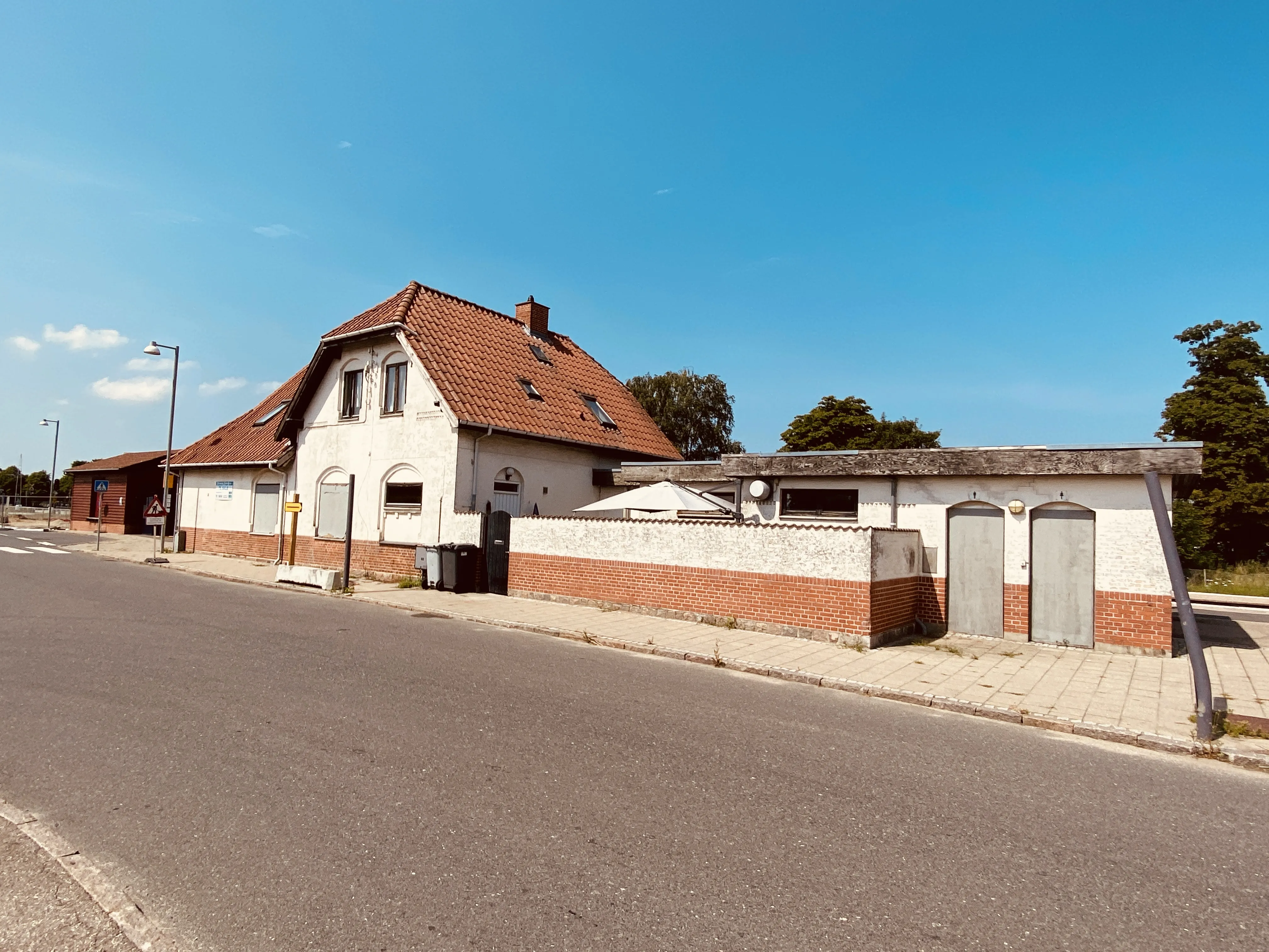 Billede af Stenlille Station set fra vejsiden.