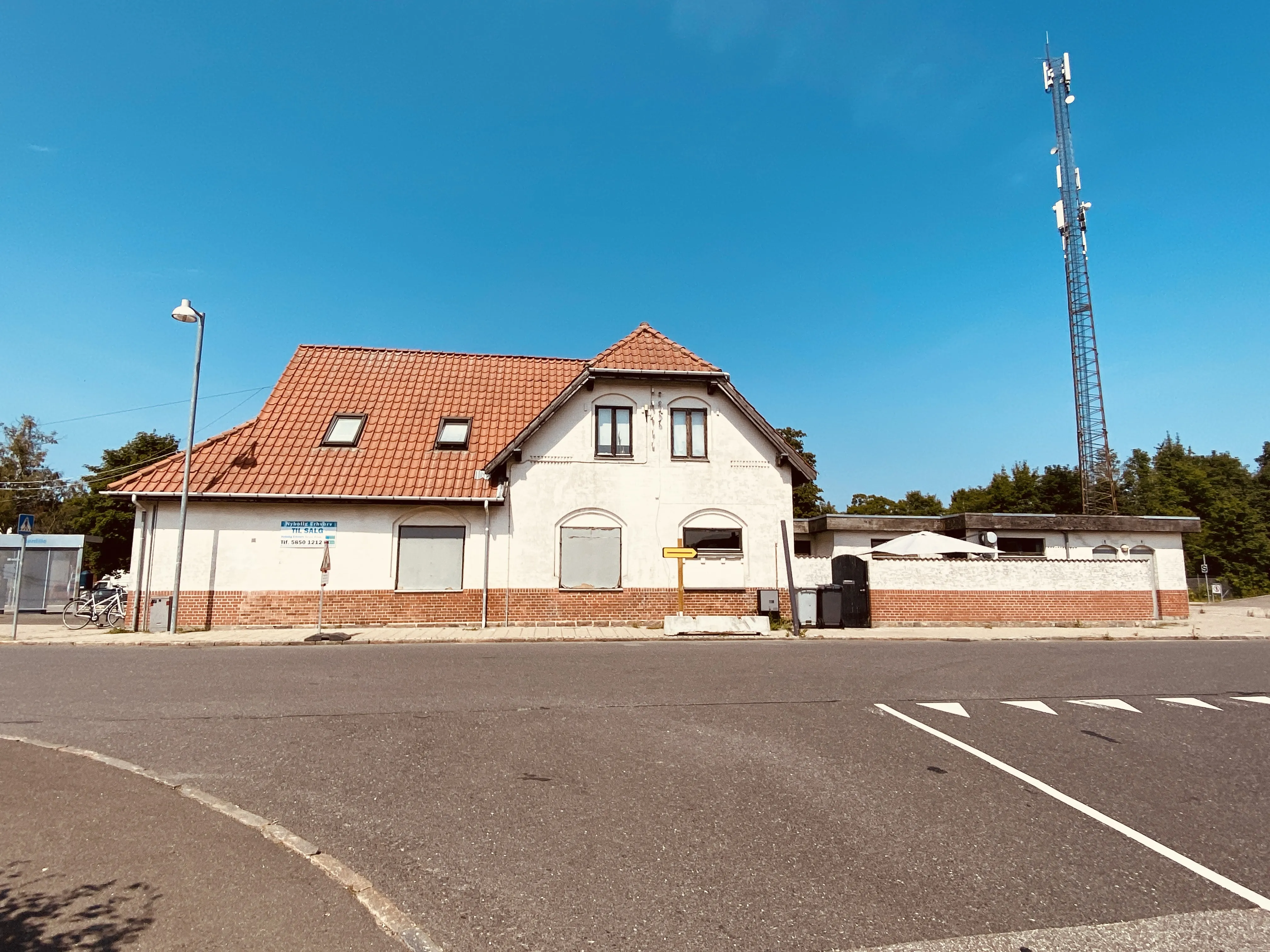 Billede af Stenlille Station set fra vejsiden.