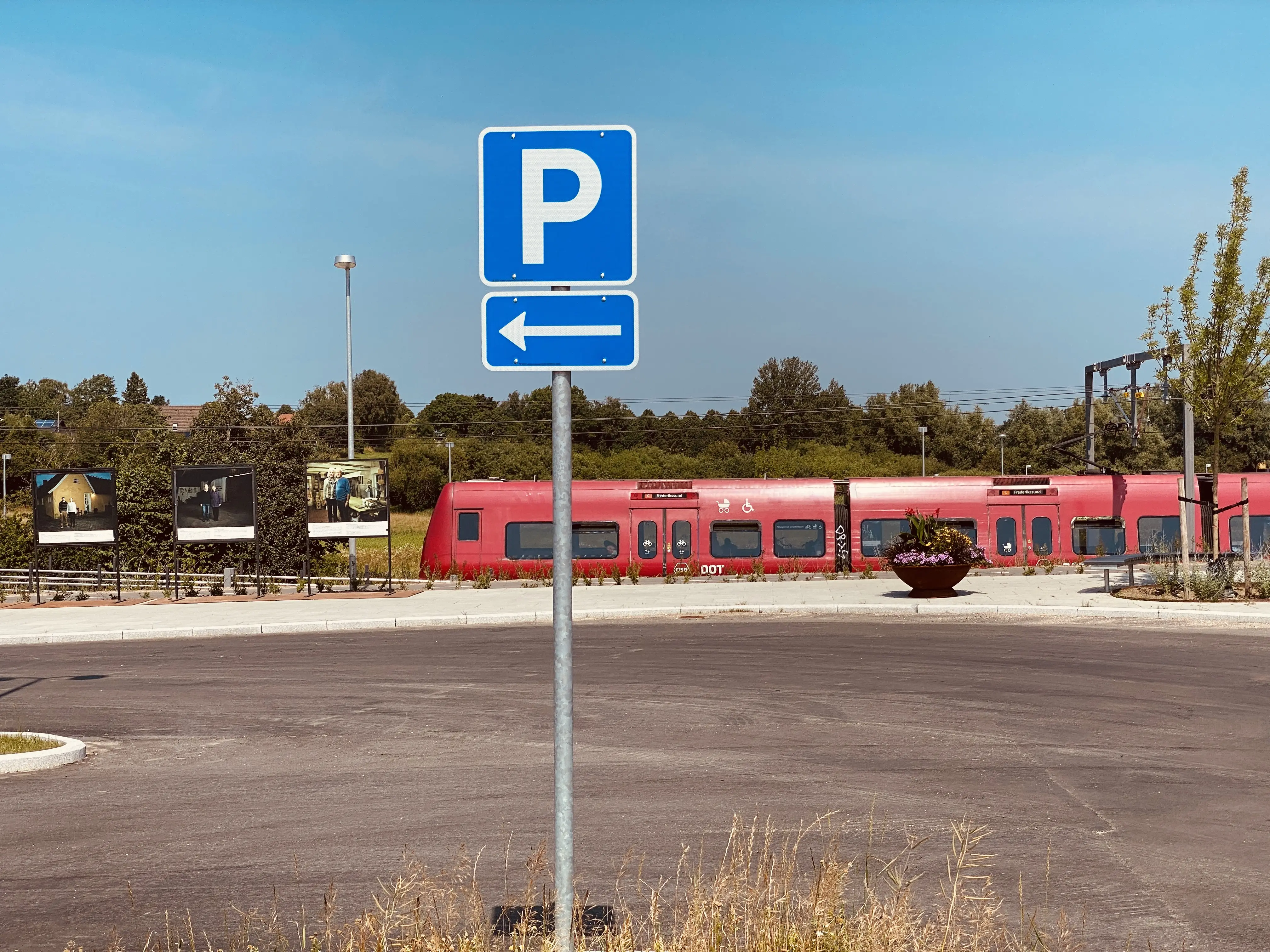 Billede af tog ud for Vinge S-togstrinbræt. Billede af tog ud for Vinge S-togstrinbræt.