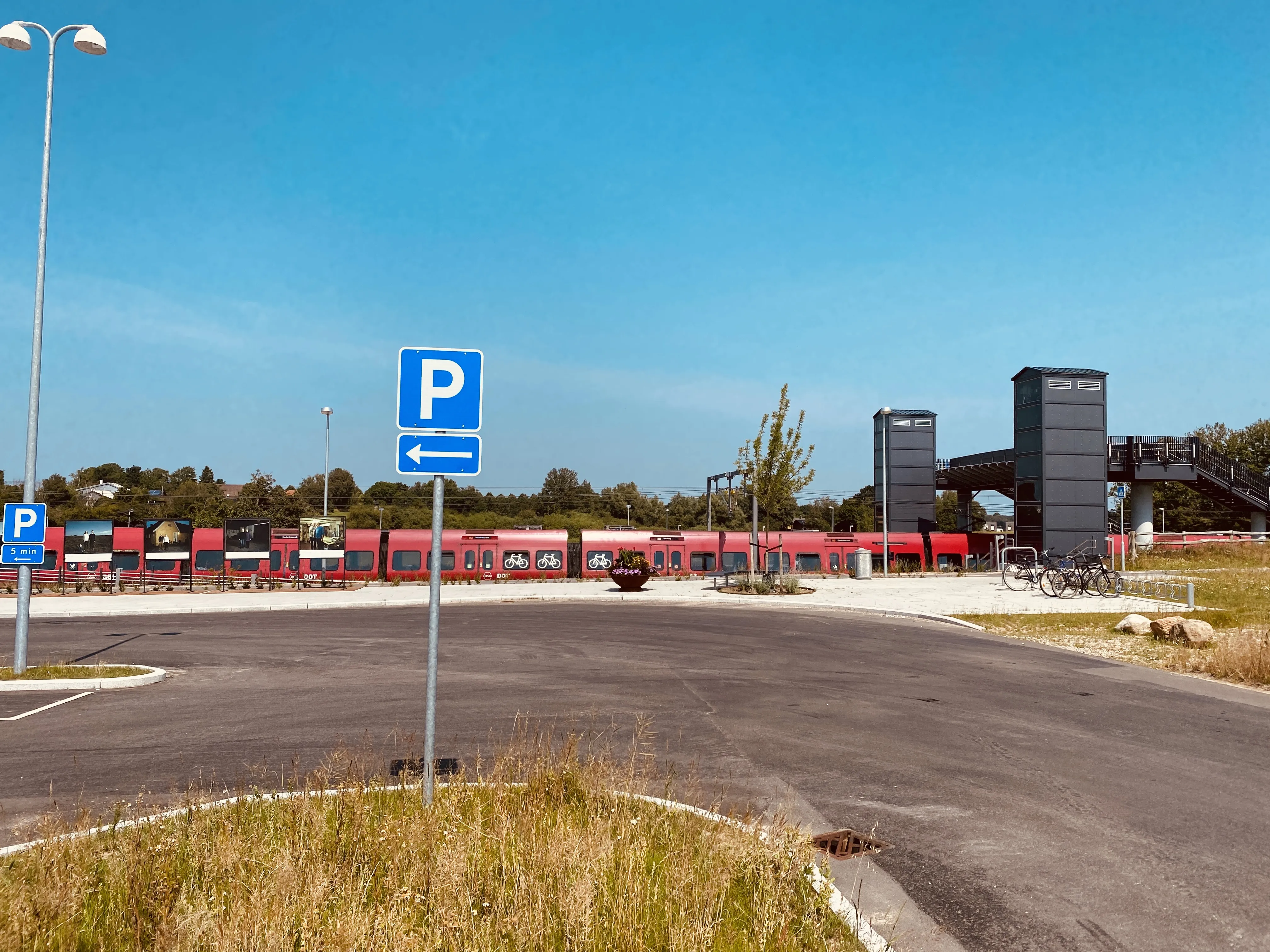 Billede af tog ud for Vinge S-togstrinbræt. Billede af tog ud for Vinge S-togstrinbræt.