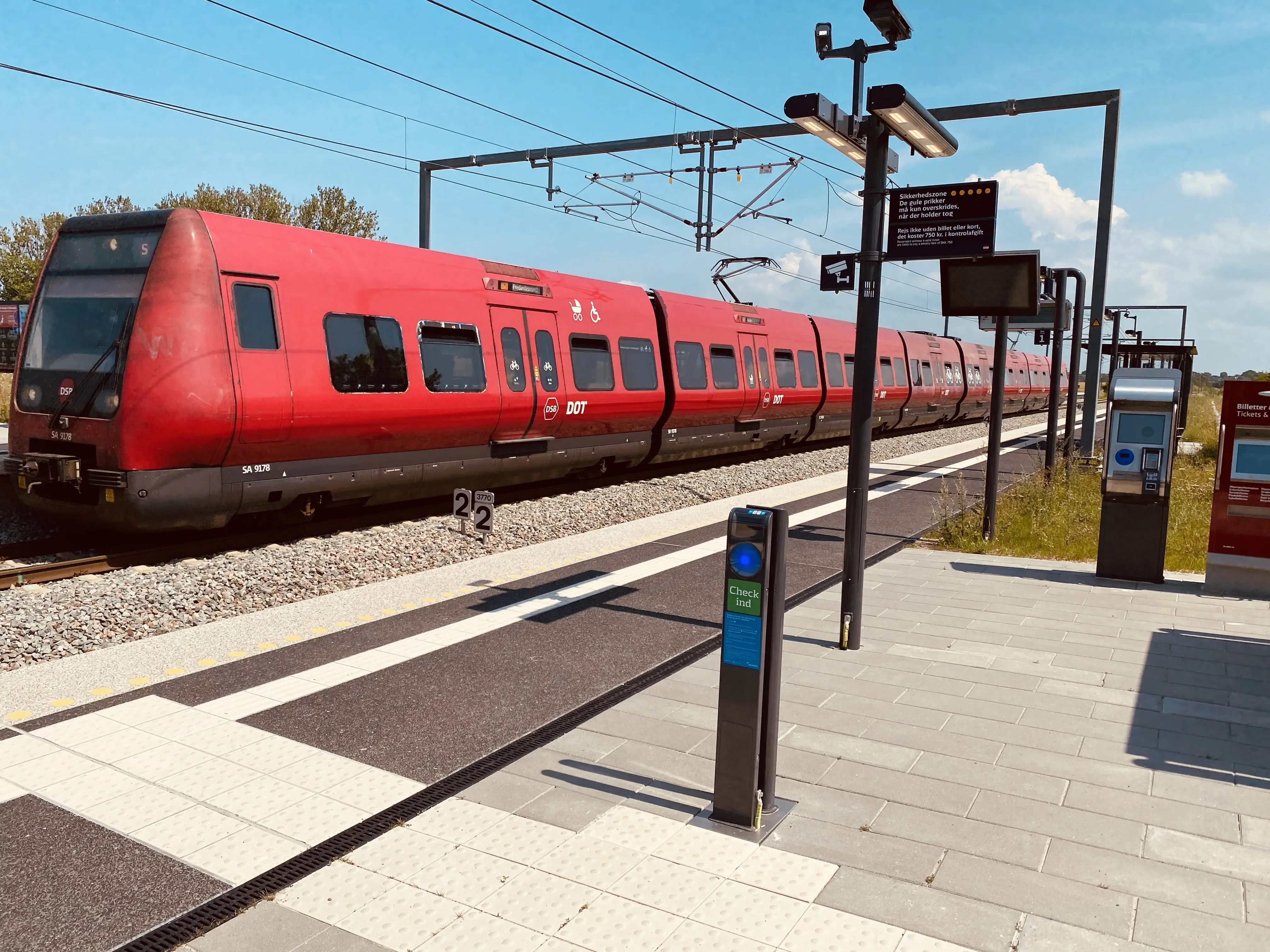 Billede af tog ud for Vinge S-togstrinbræt. Billede af tog ud for Vinge S-togstrinbræt.