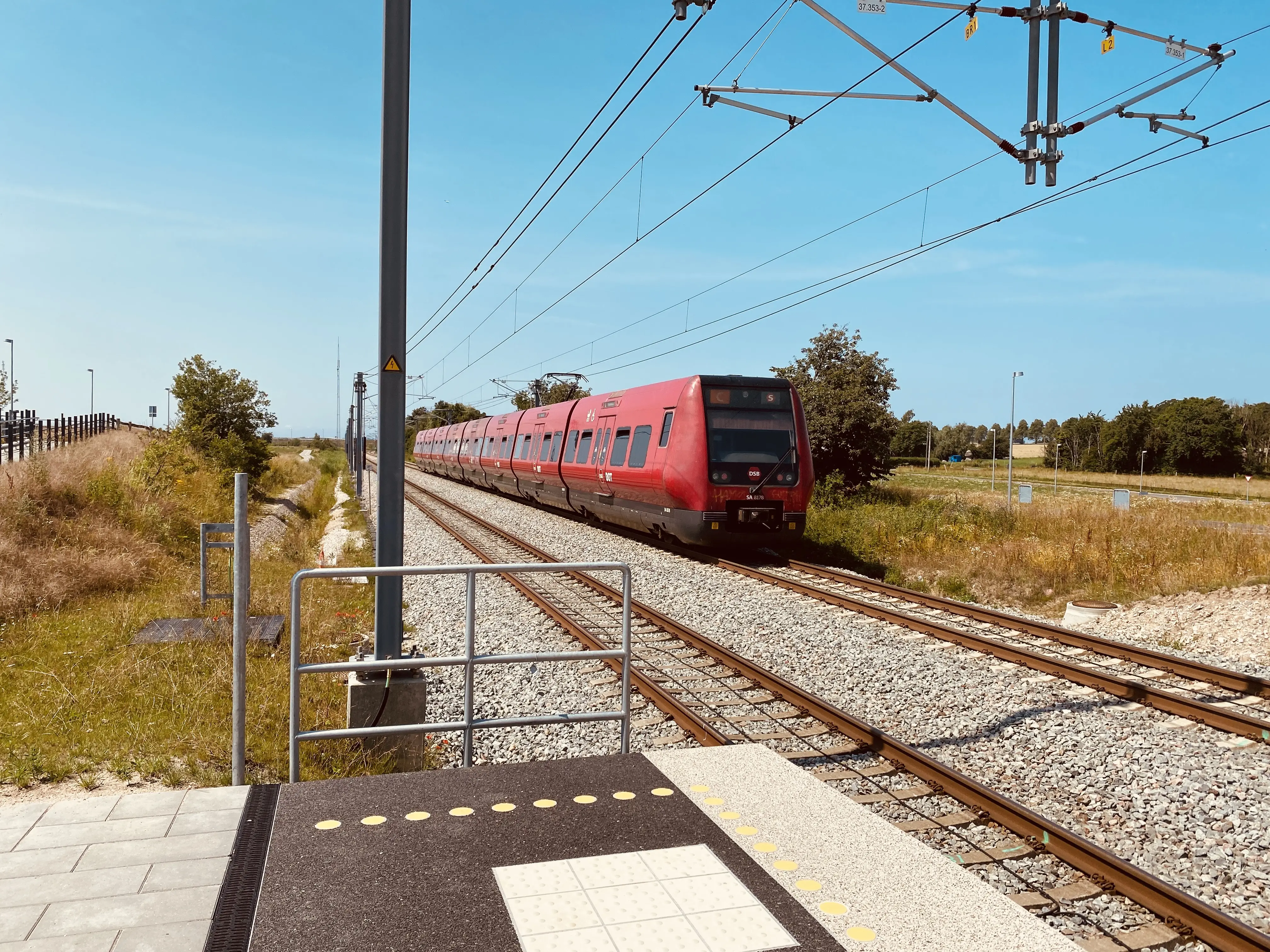 Billede af tog ud for Vinge S-togstrinbræt. Billede af tog ud for Vinge S-togstrinbræt.