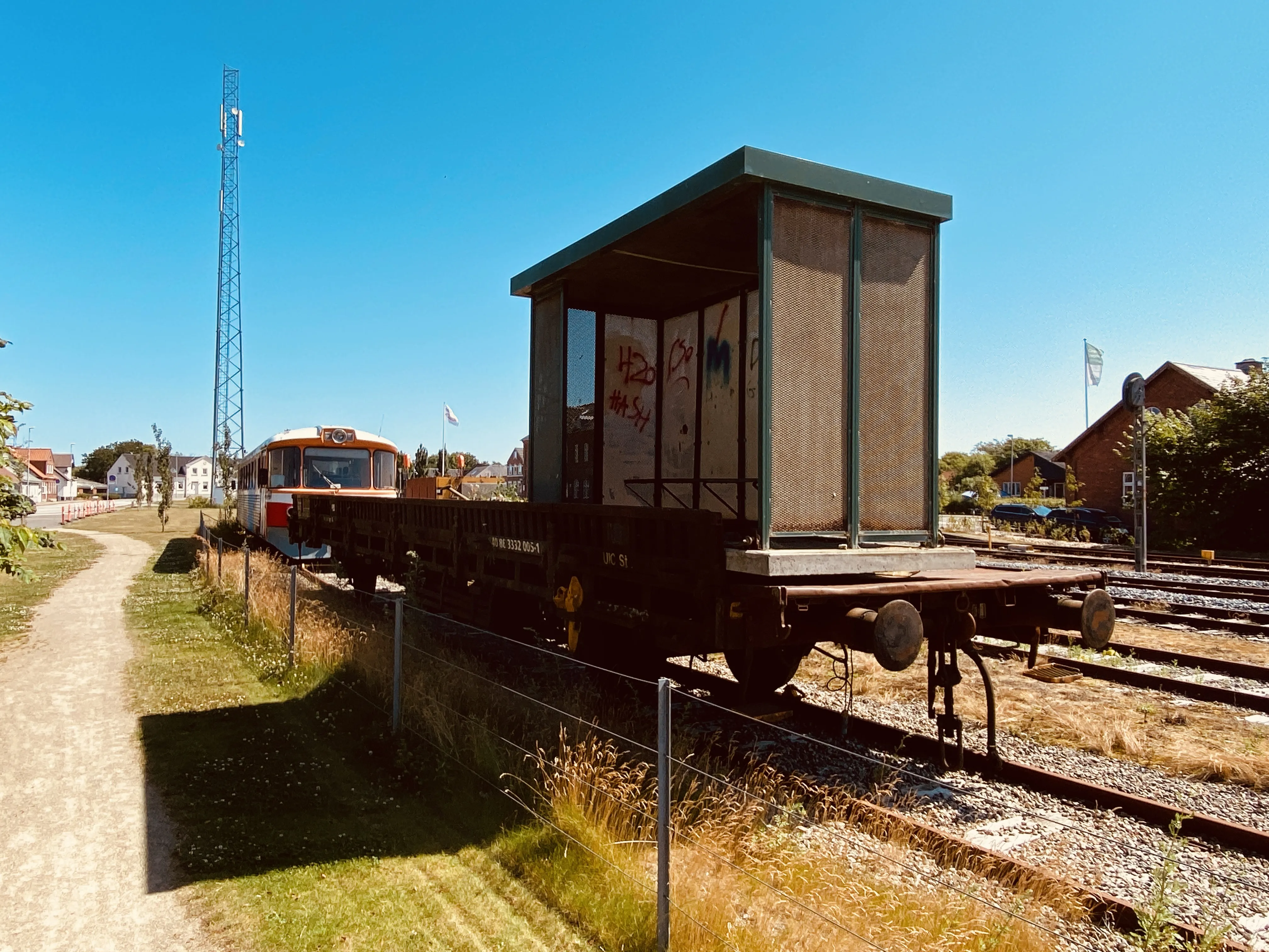 Billede af godsvogn med trinbrætsskur ud for Lemvig Station. Billede af godsvogn med trinbrætsskur ud for Lemvig Station.