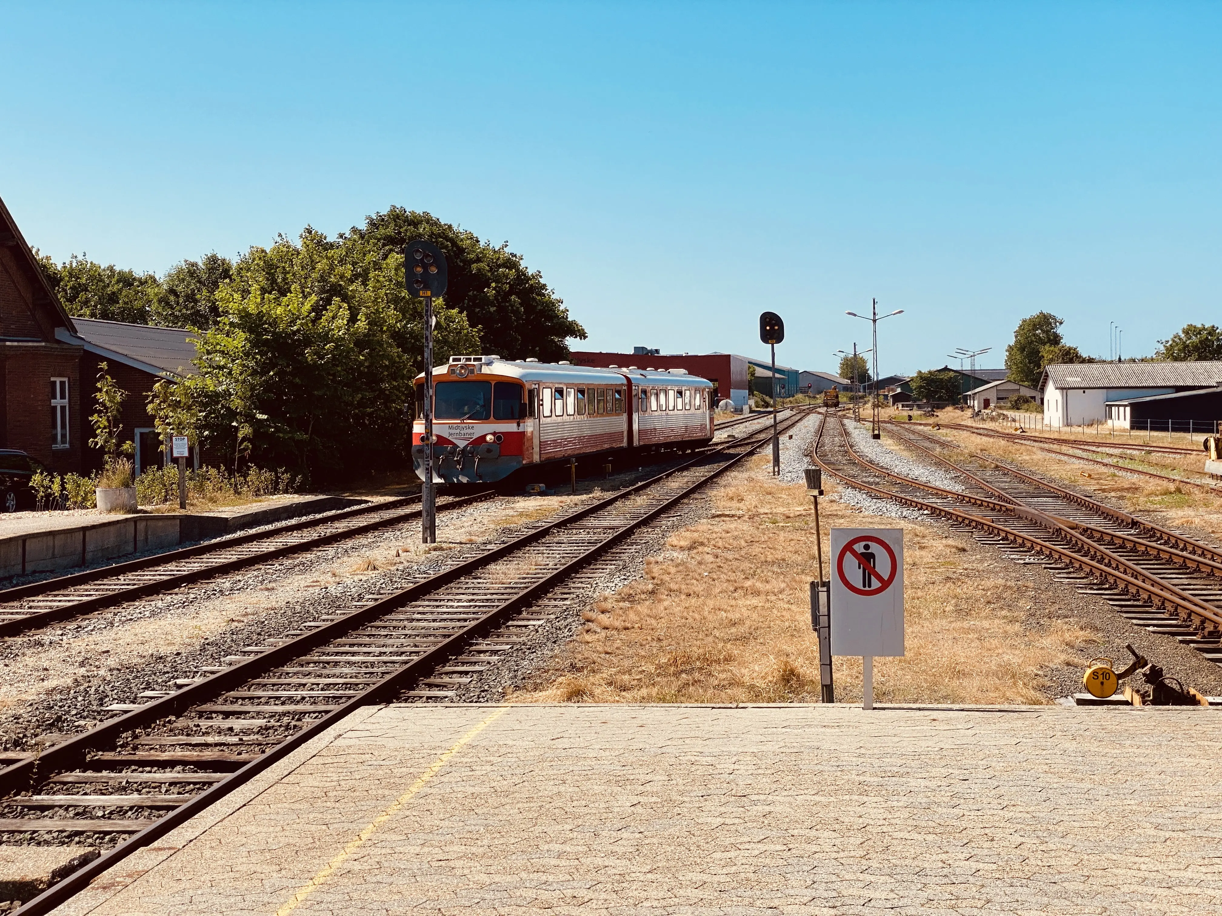 Billede af tog ud for Lemvig Station. Billede af tog ud for Lemvig Station.