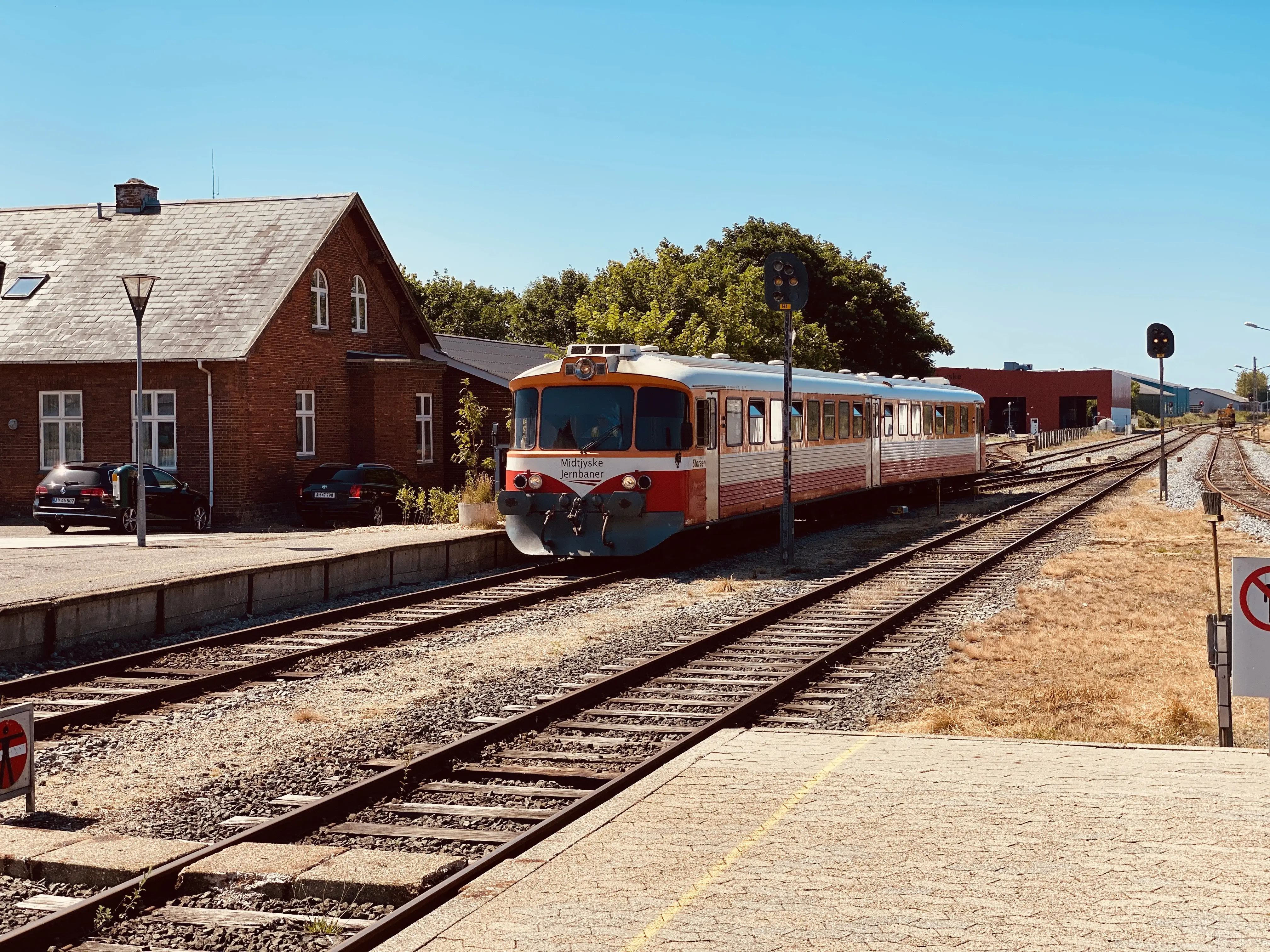 Billede af tog ud for Lemvig Station. Billede af tog ud for Lemvig Station.