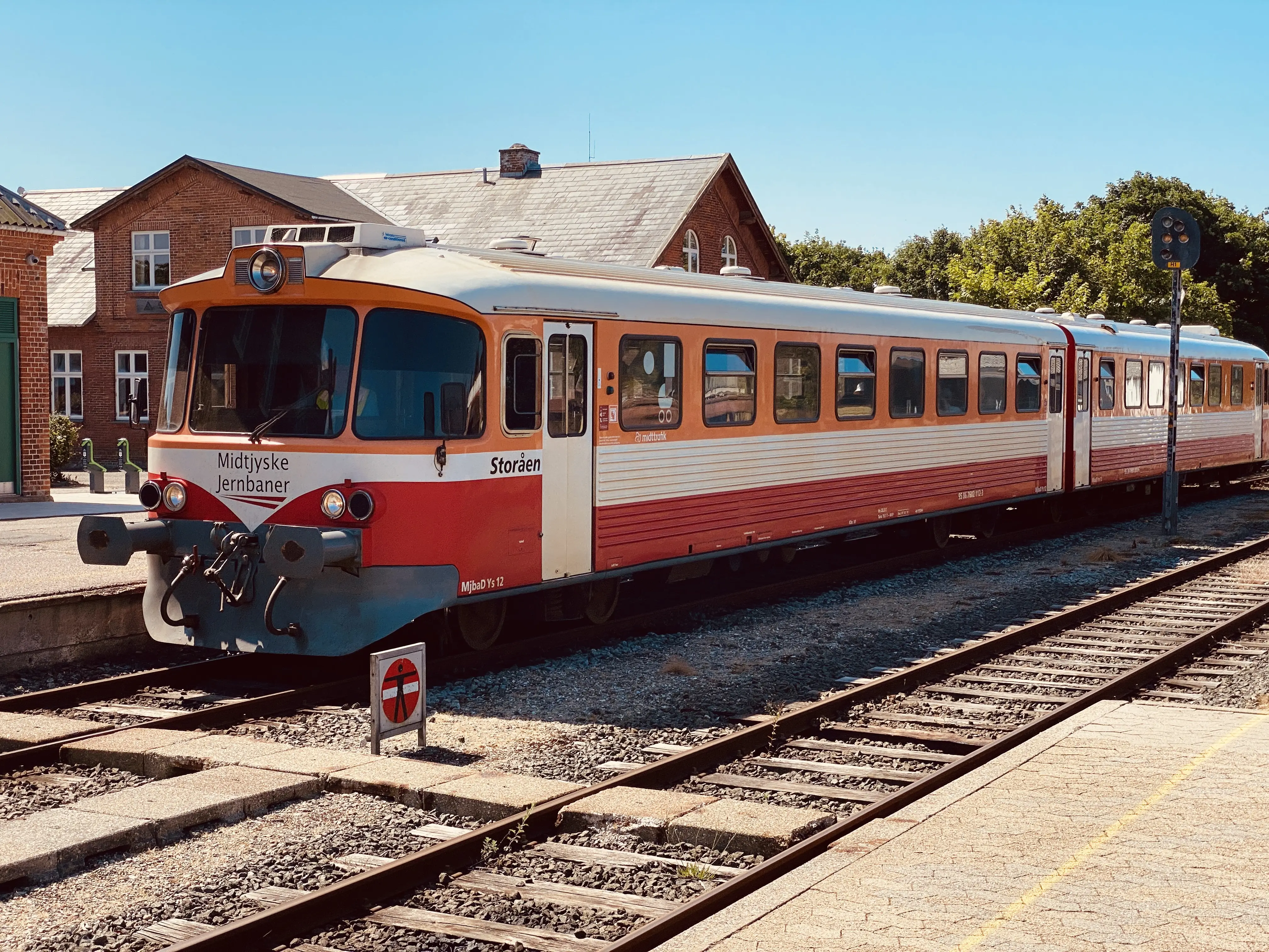Billede af tog ud for Lemvig Station. Billede af tog ud for Lemvig Station.