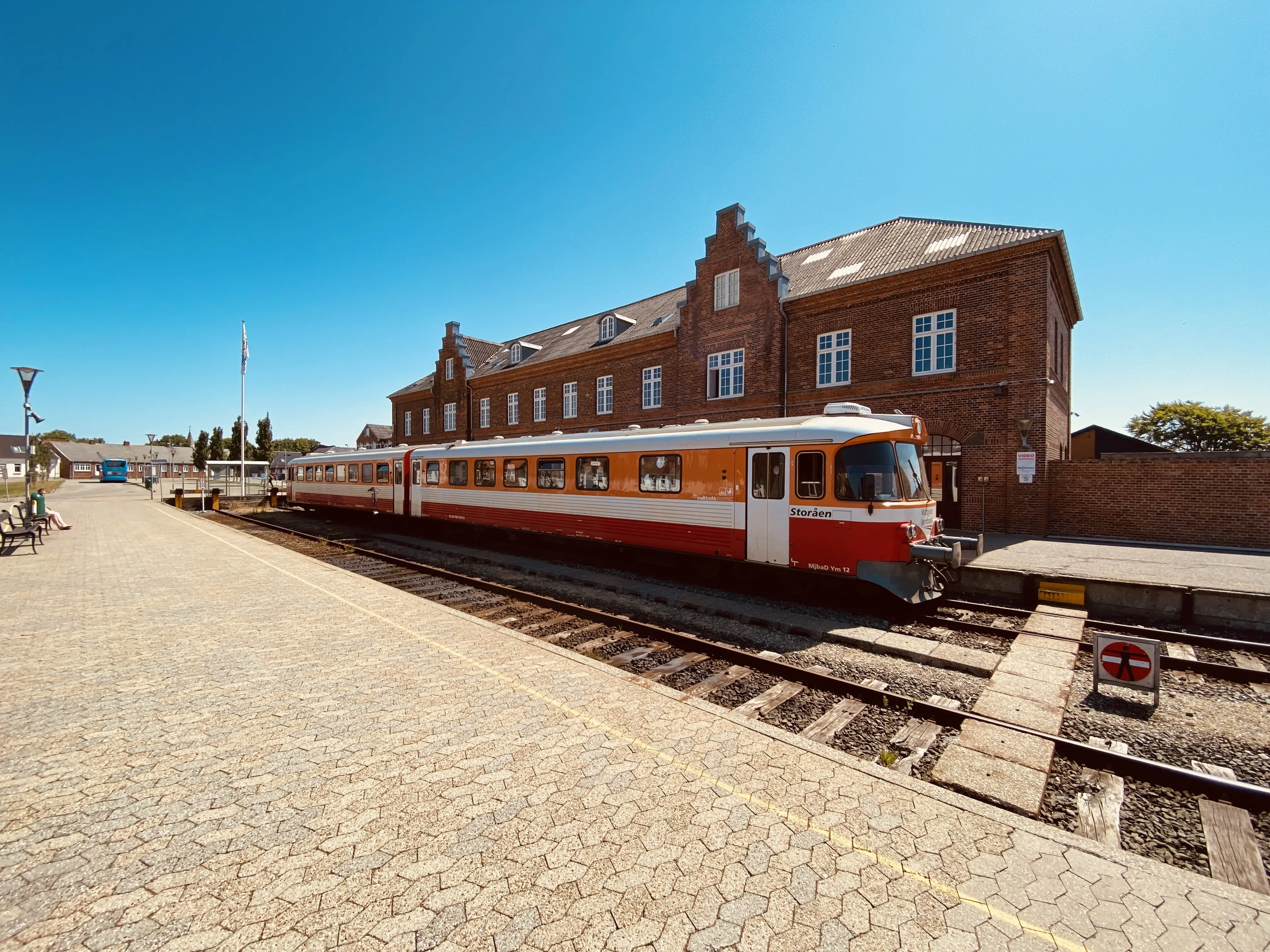 Billede af tog ud for Lemvig Station. Billede af tog ud for Lemvig Station.