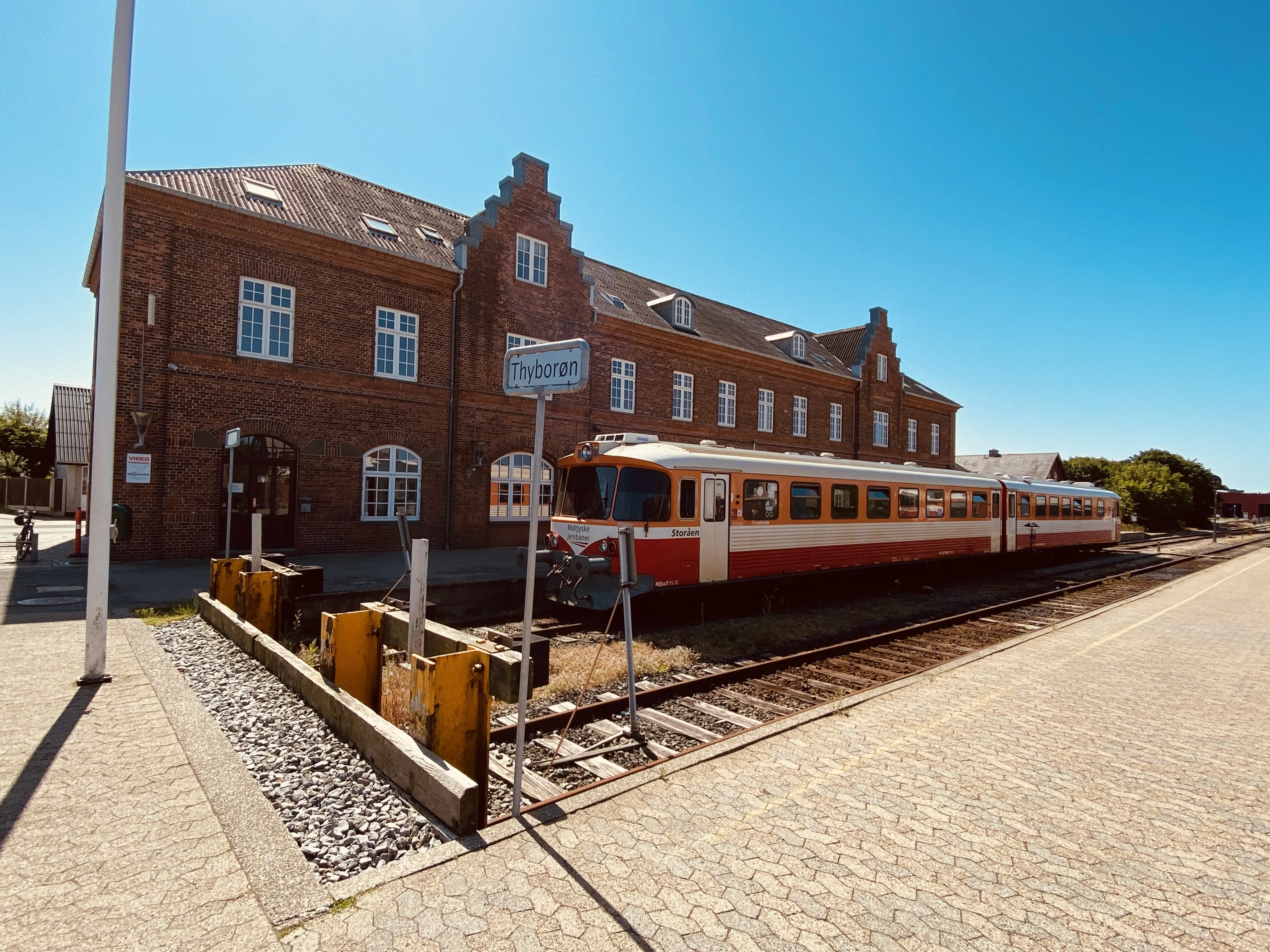 Billede af tog ud for Lemvig Station. Billede af tog ud for Lemvig Station.