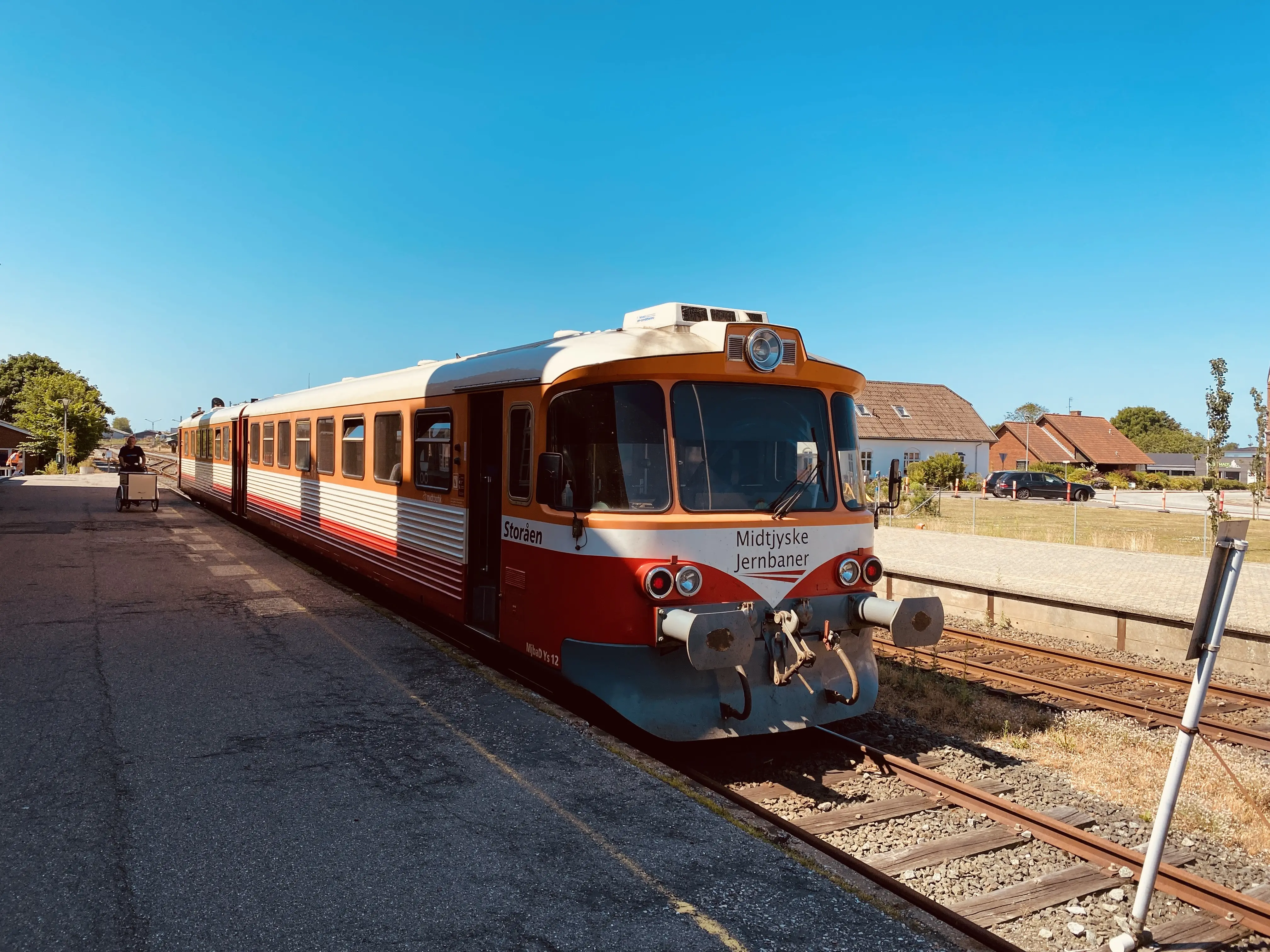 Billede af tog ud for Lemvig Station. Billede af tog ud for Lemvig Station.