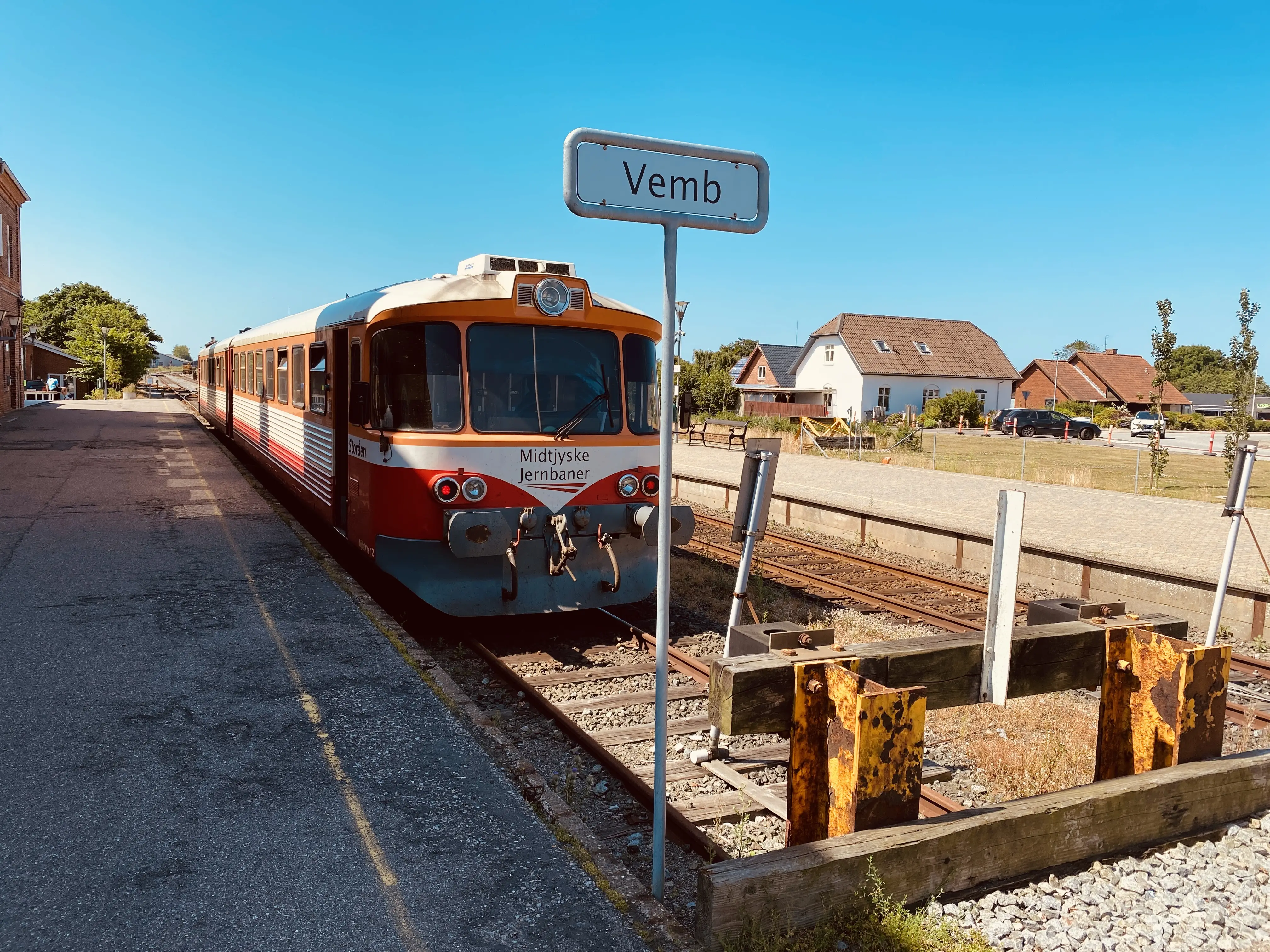 Billede af tog ud for Lemvig Station. Billede af tog ud for Lemvig Station.