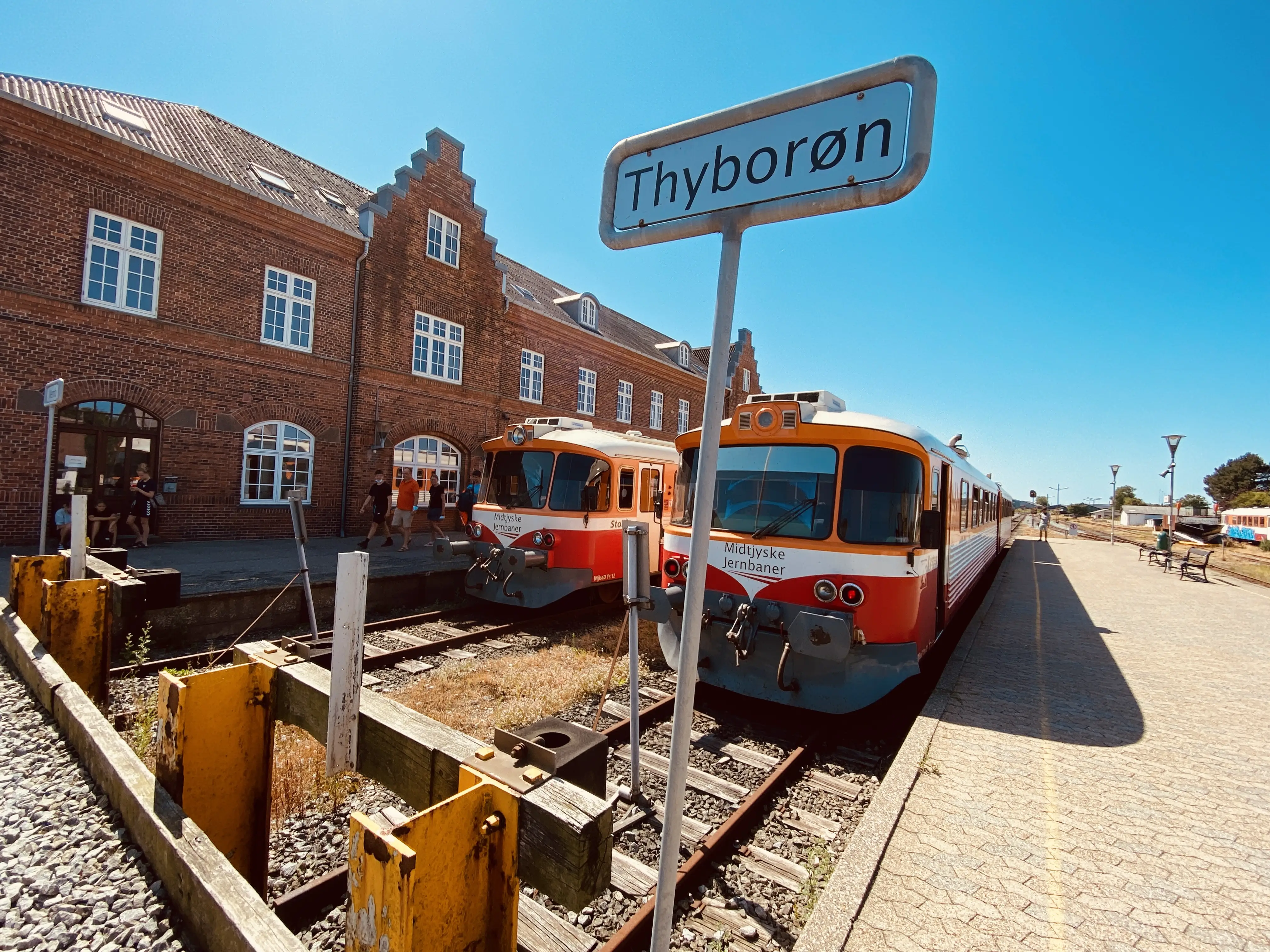 Billede af tog ud for Lemvig Station. Billede af tog ud for Lemvig Station.