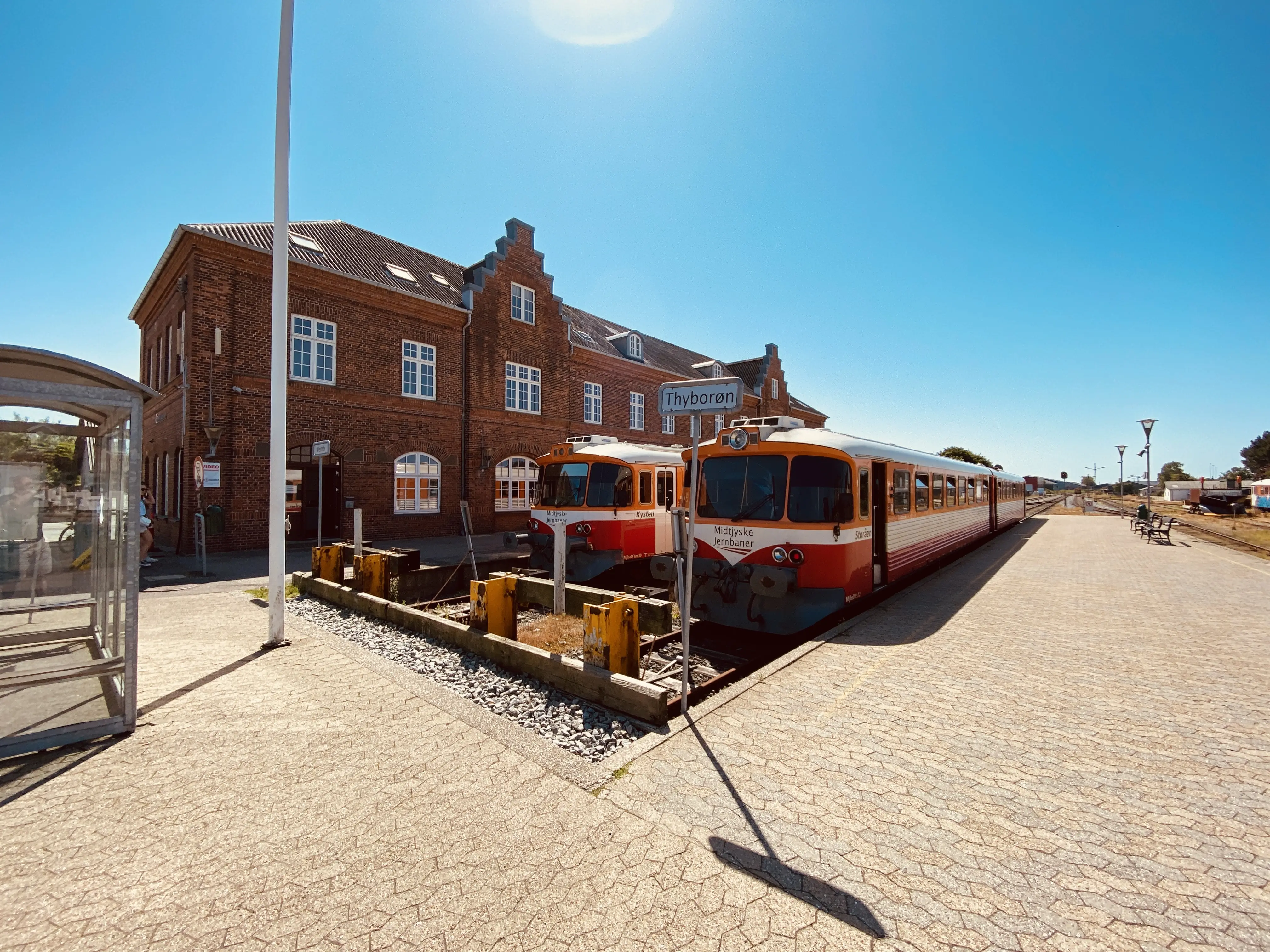 Billede af tog ud for Lemvig Station. Billede af tog ud for Lemvig Station.