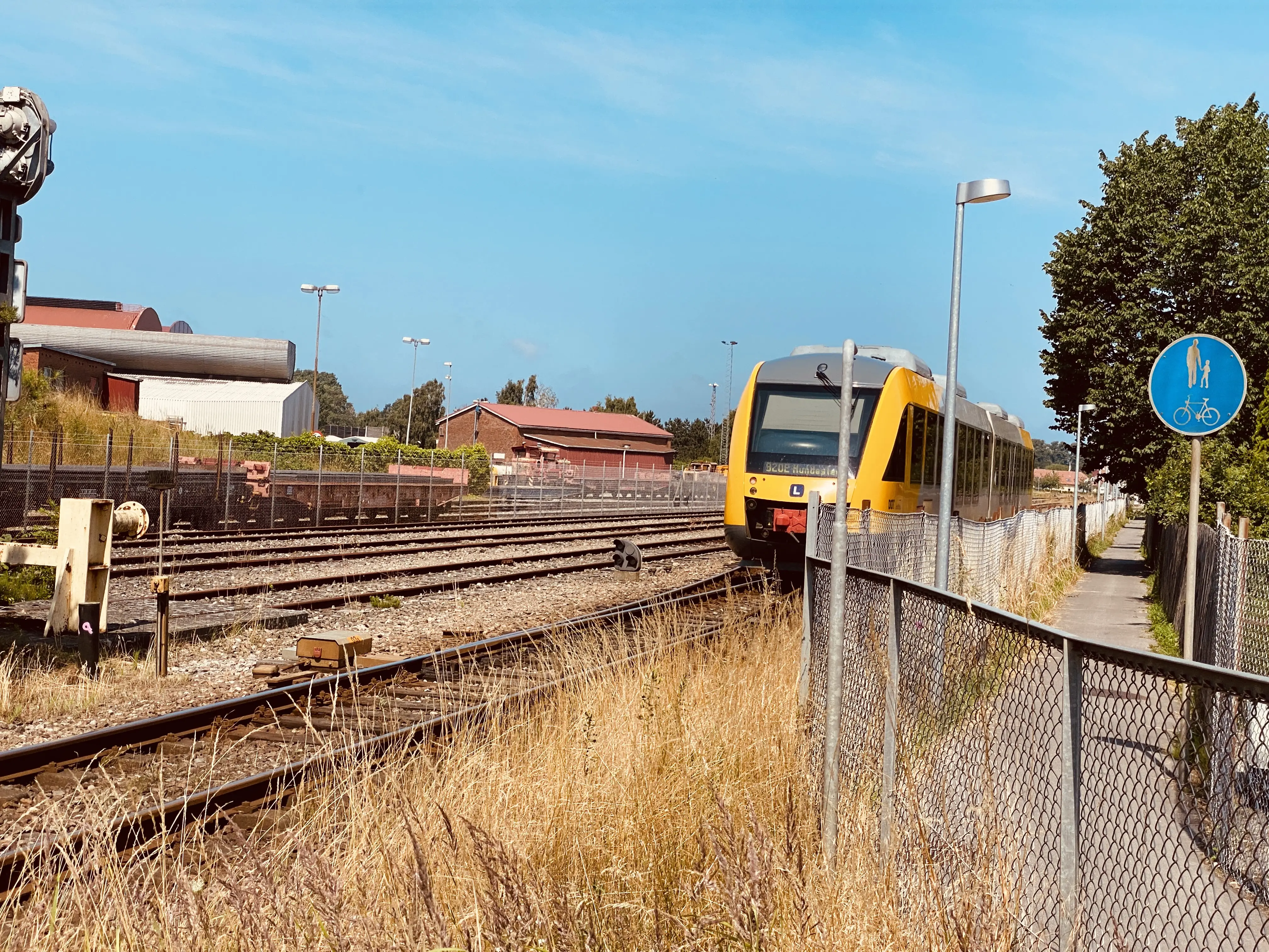 Billede af tog ud for Frederiksværk Station. Billede af tog ud for Frederiksværk Station.
