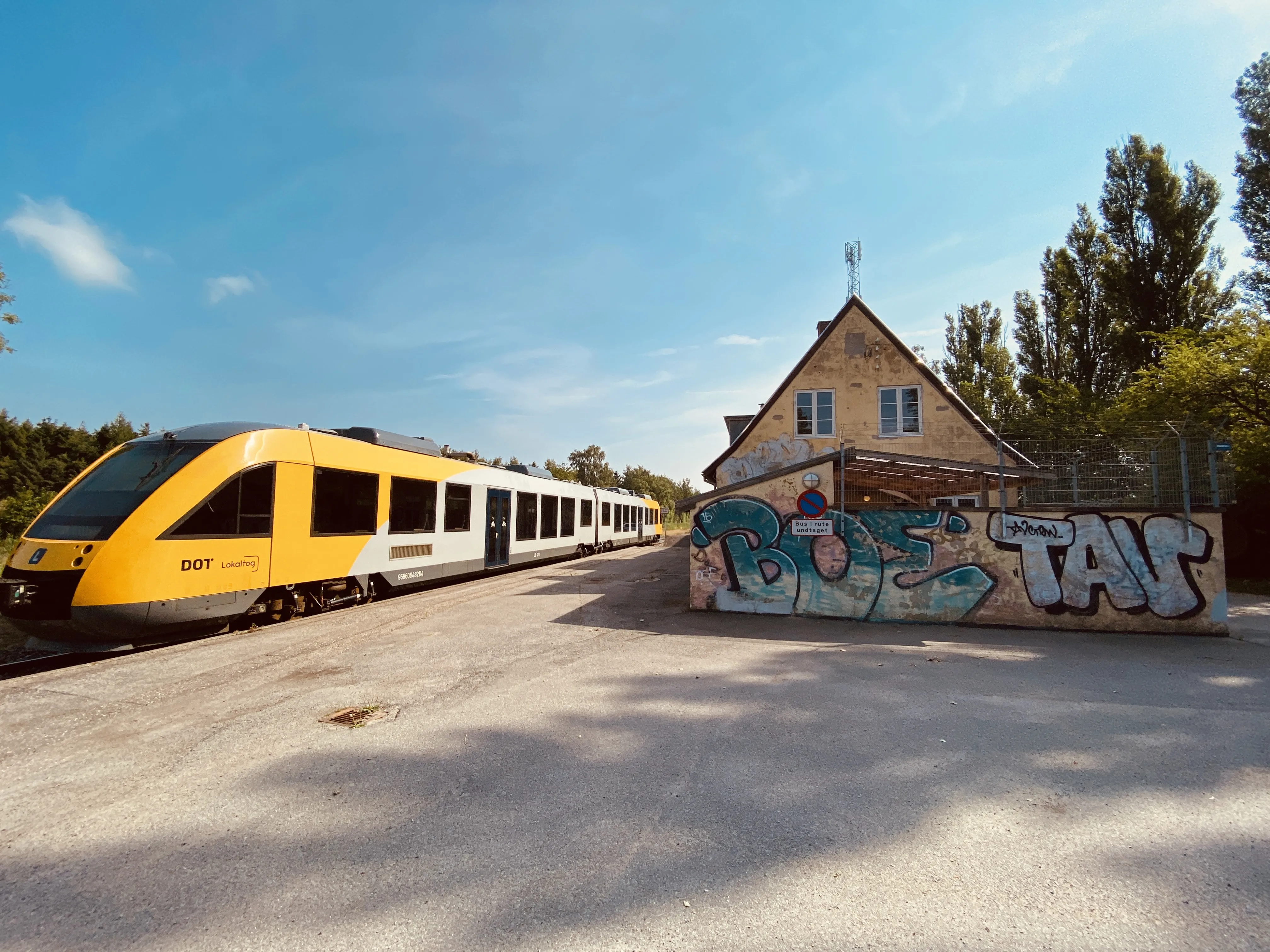 Billede af tog ud for Brødeskov Station. Billede af tog ud for Brødeskov Station.