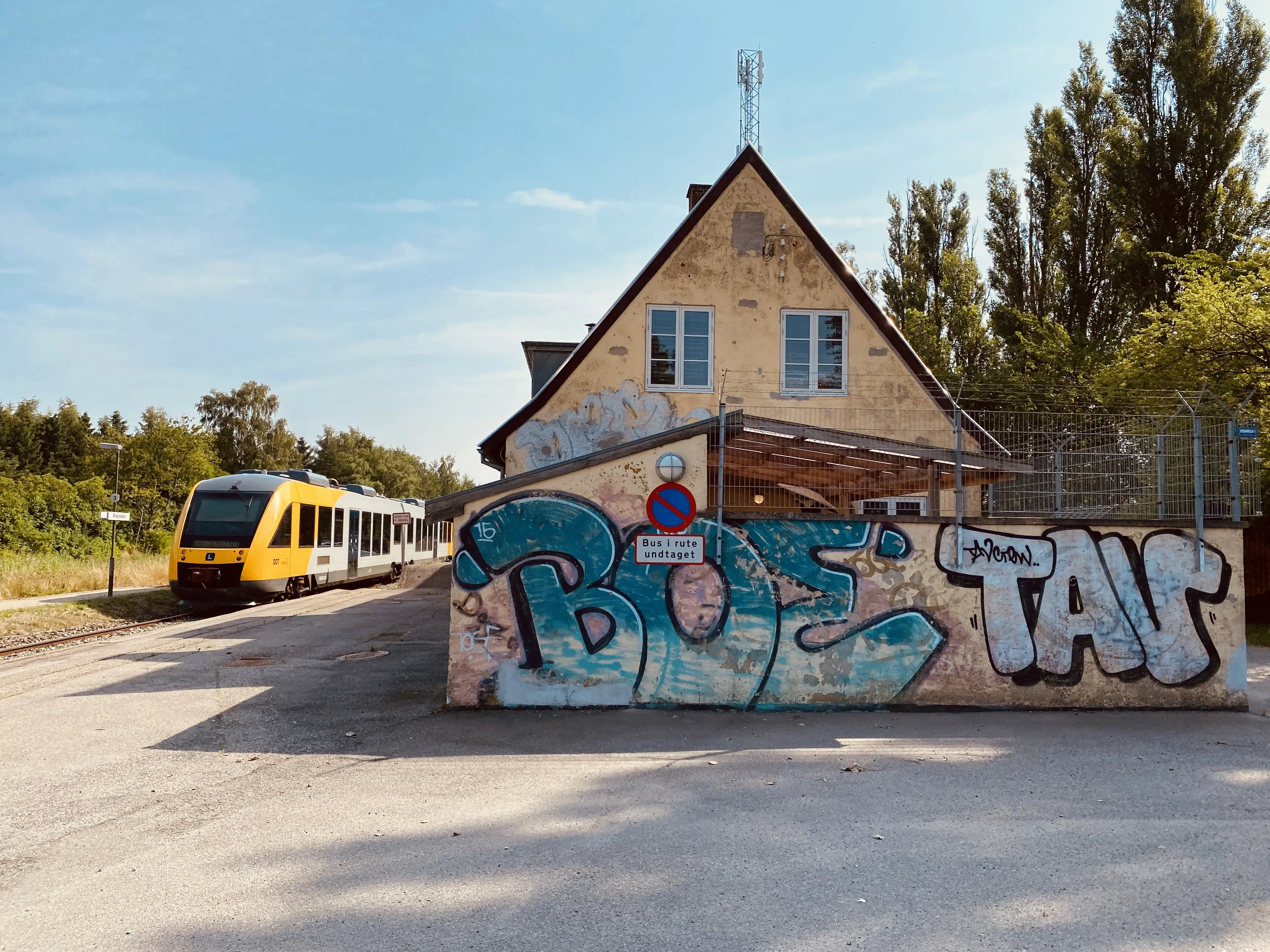 Billede af LT 111-211, tidligere LB 111-211 fotograferet ud for Brødeskov Station. Billede af LT 111-211, tidligere LB 111-211 fotograferet ud for Brødeskov Station.