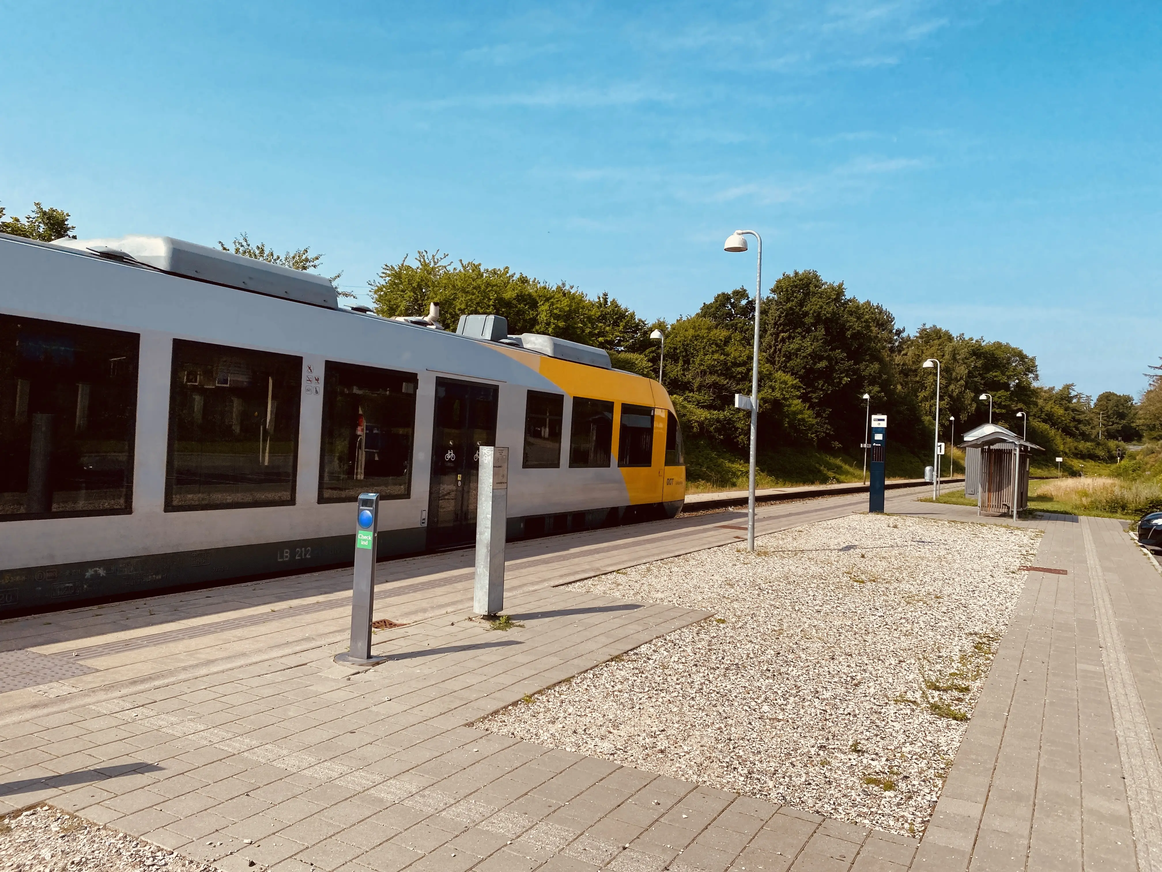 Billede af tog ud for Gørløse Trinbræt. Billede af tog ud for Gørløse Trinbræt.