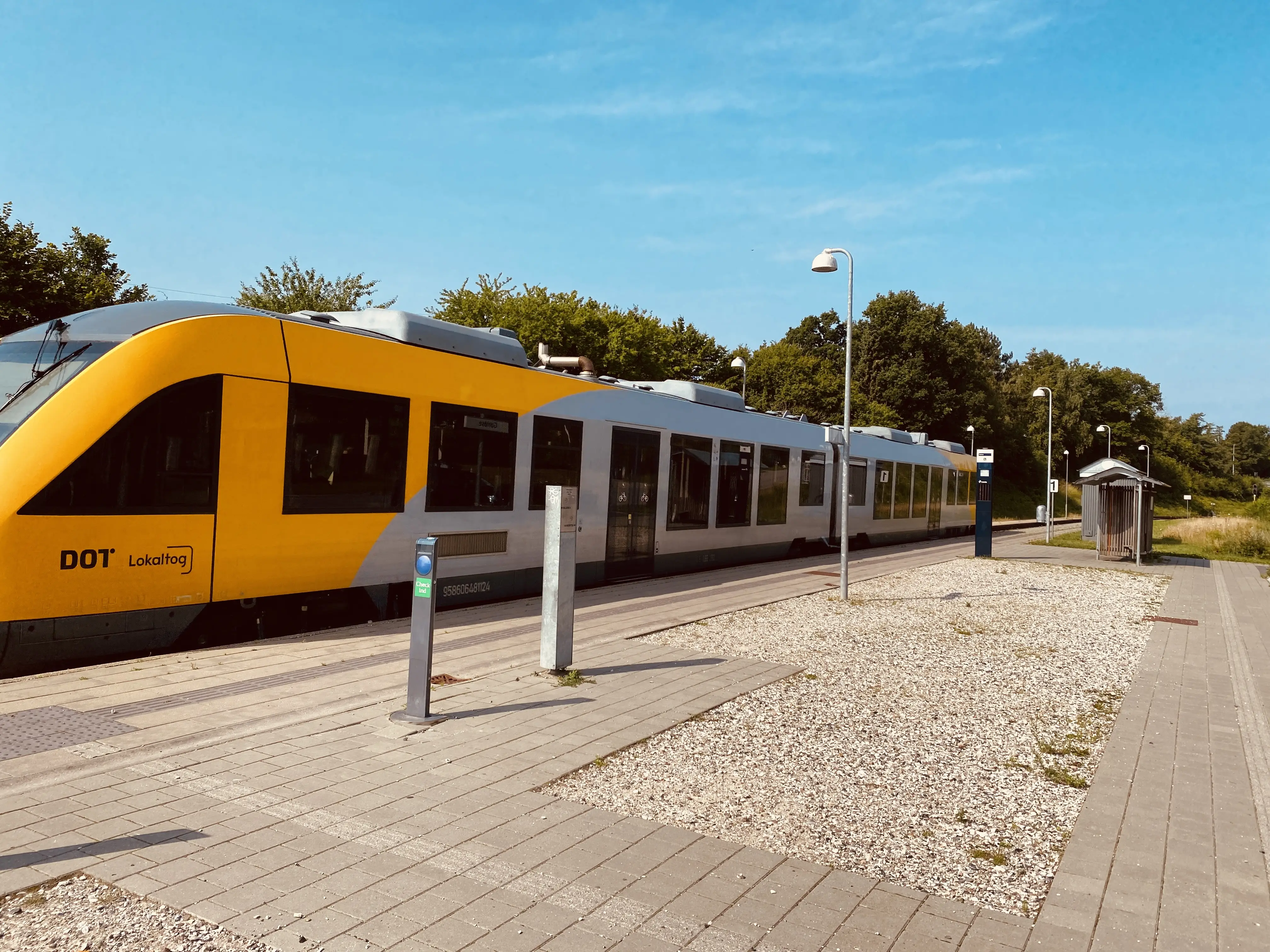 Billede af tog ud for Gørløse Trinbræt. Billede af tog ud for Gørløse Trinbræt.