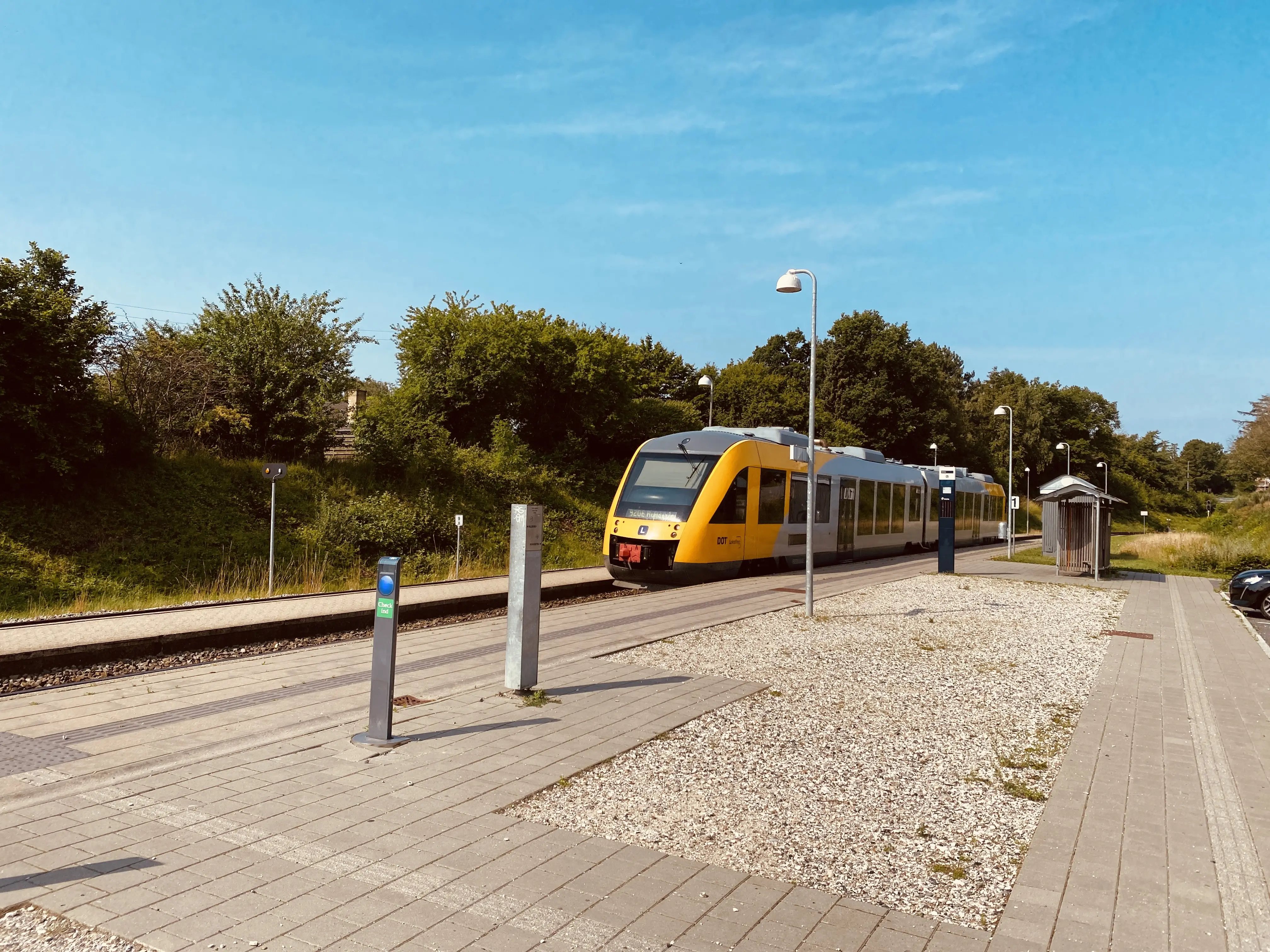 Billede af tog ud for Gørløse Trinbræt. Billede af tog ud for Gørløse Trinbræt.