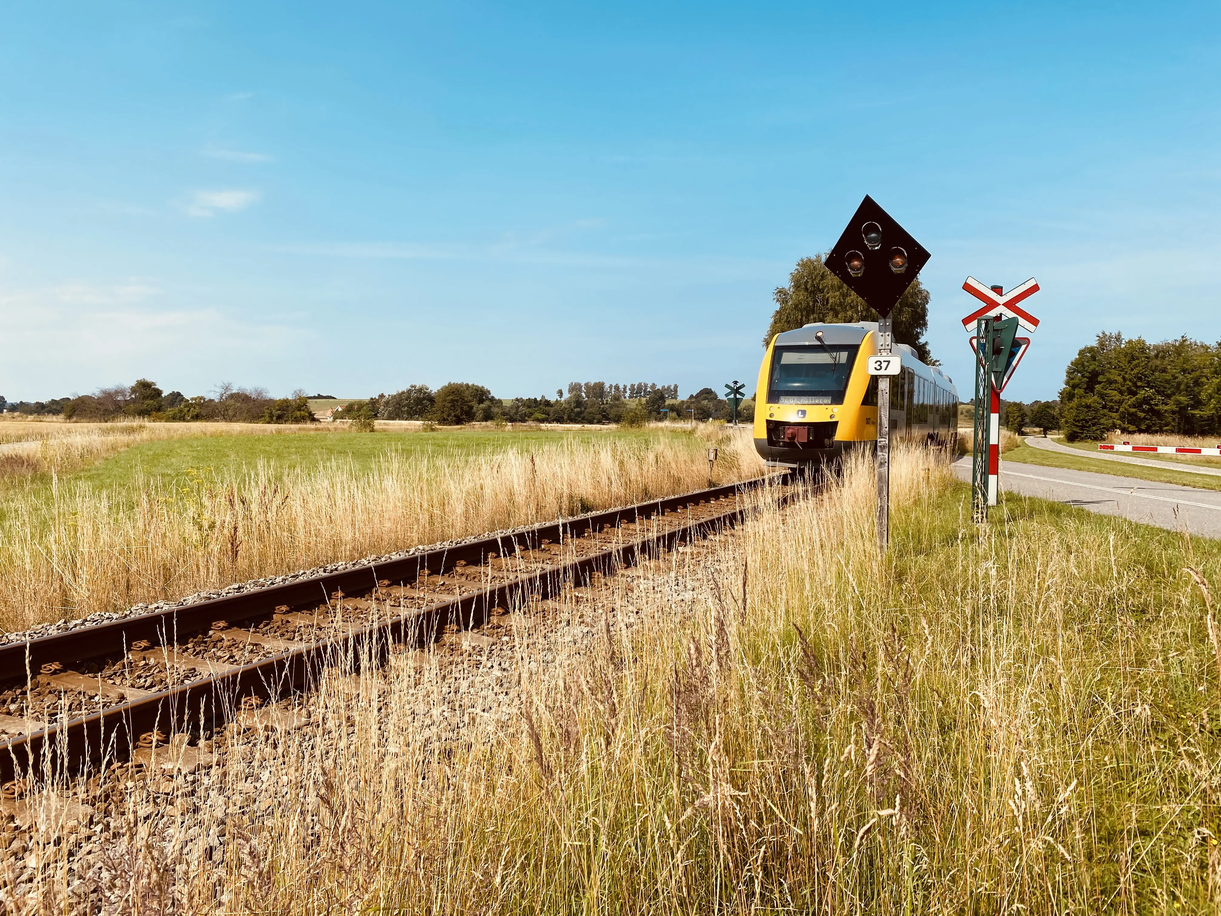 Billede af tog ud for Strølille Trinbræt. Billede af tog ud for Strølille Trinbræt.