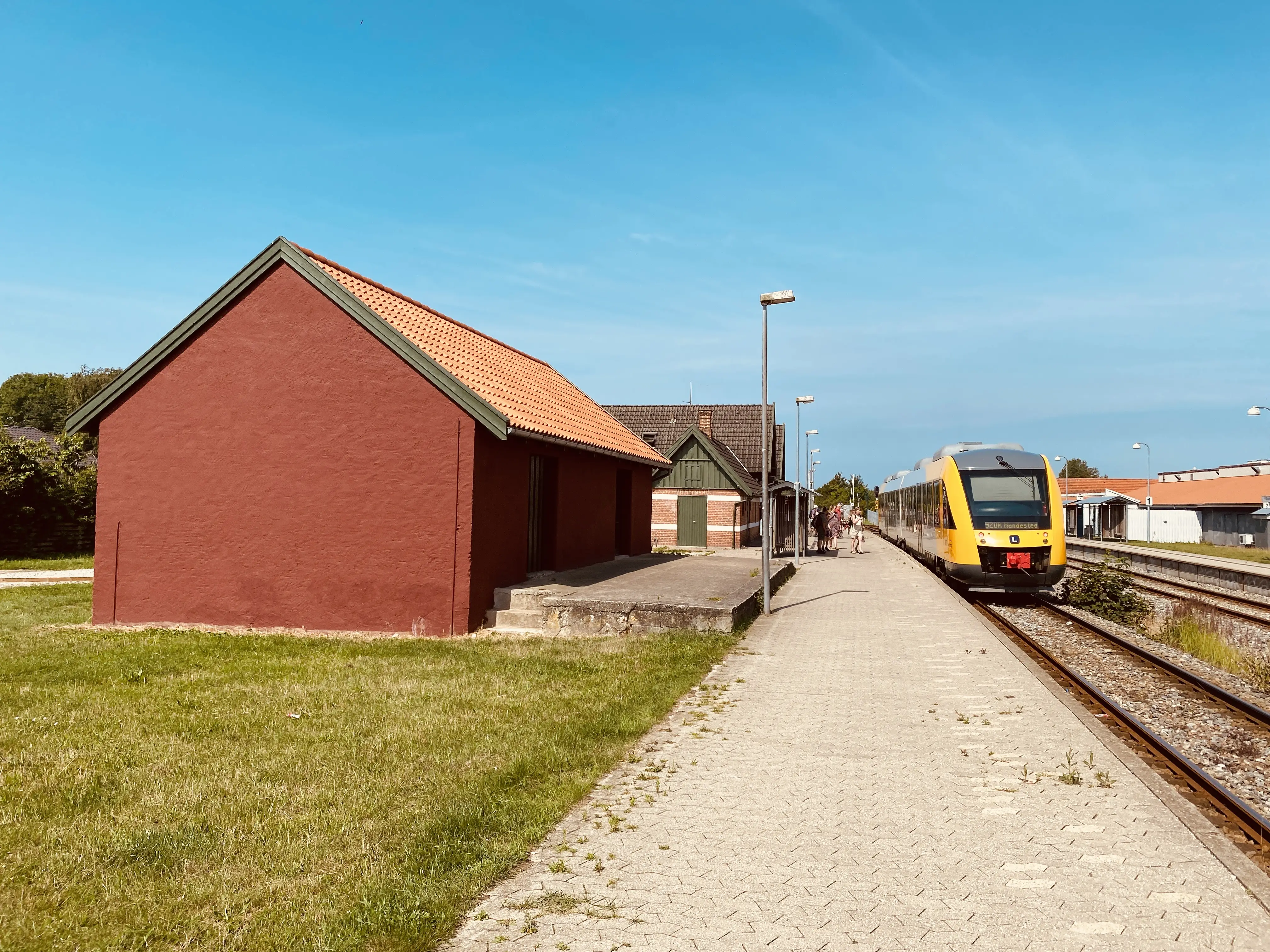 Billede af tog ud for Ølsted Station.