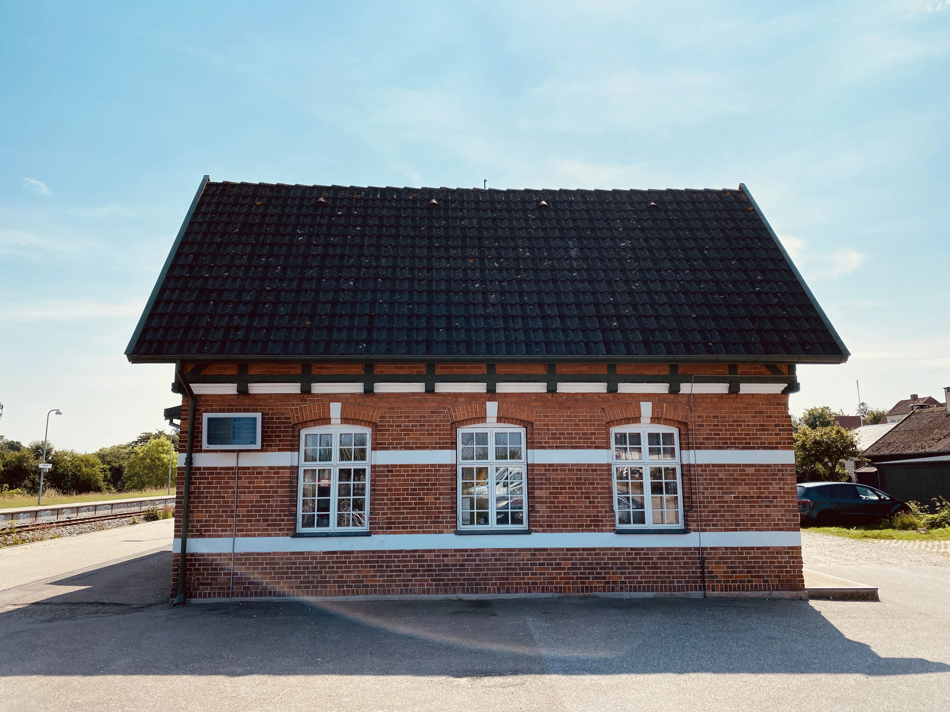 Billede af Ølsted Station set fra vejsiden.